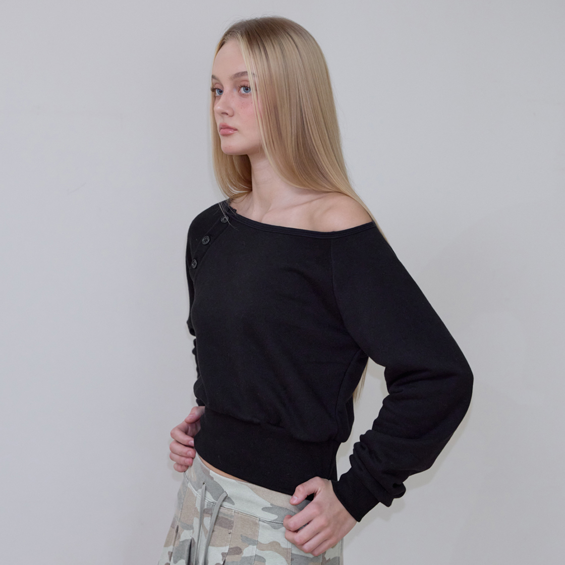 로제프란츠 오프숄더 버튼 스웨트셔츠 [블랙](Rosefrantz Off-Shoulder Button Sweatshirt [Black]) - 4