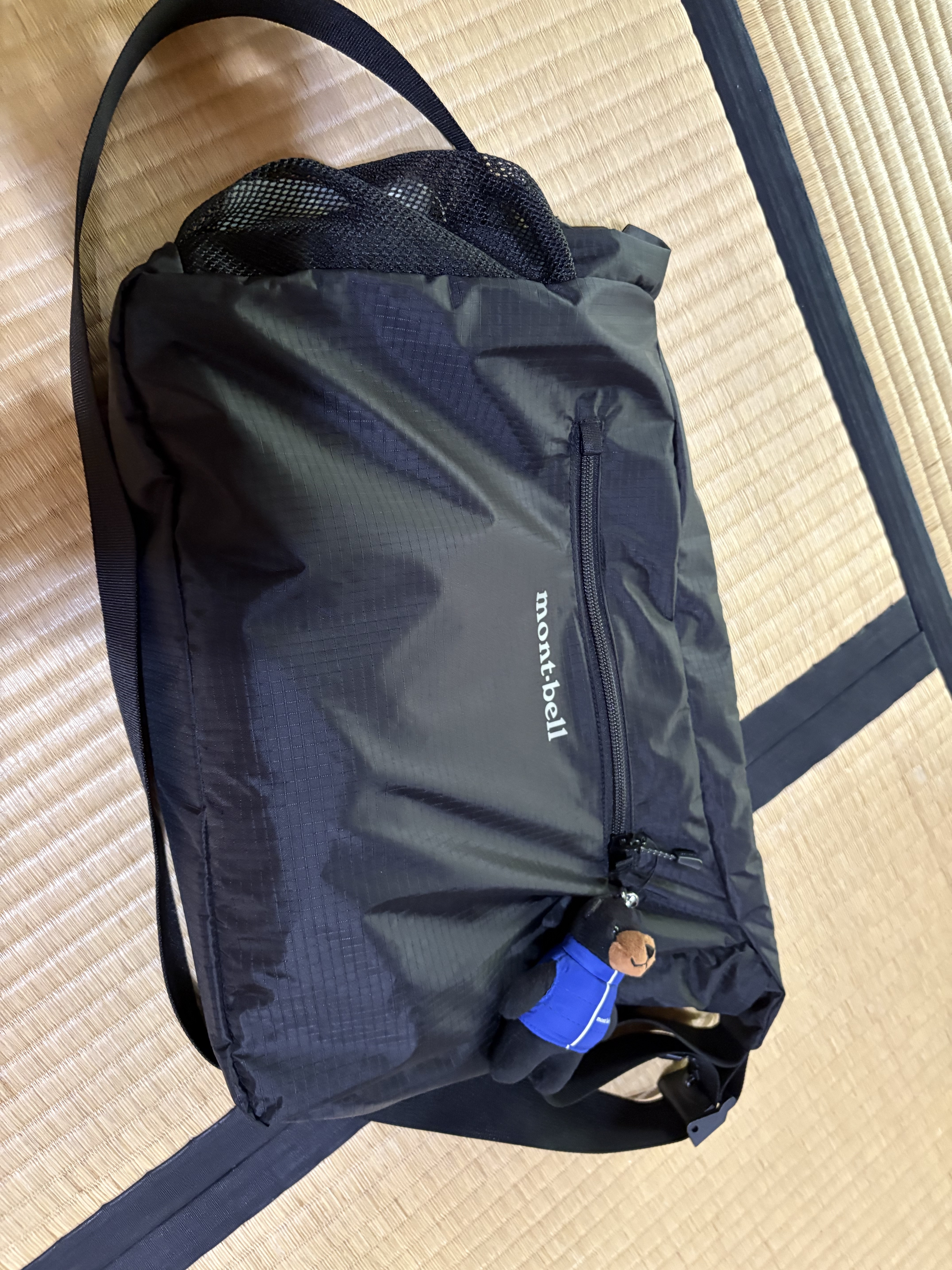Montbell Pocketable Light Shoulder Bag Medium Black 착용 스타일