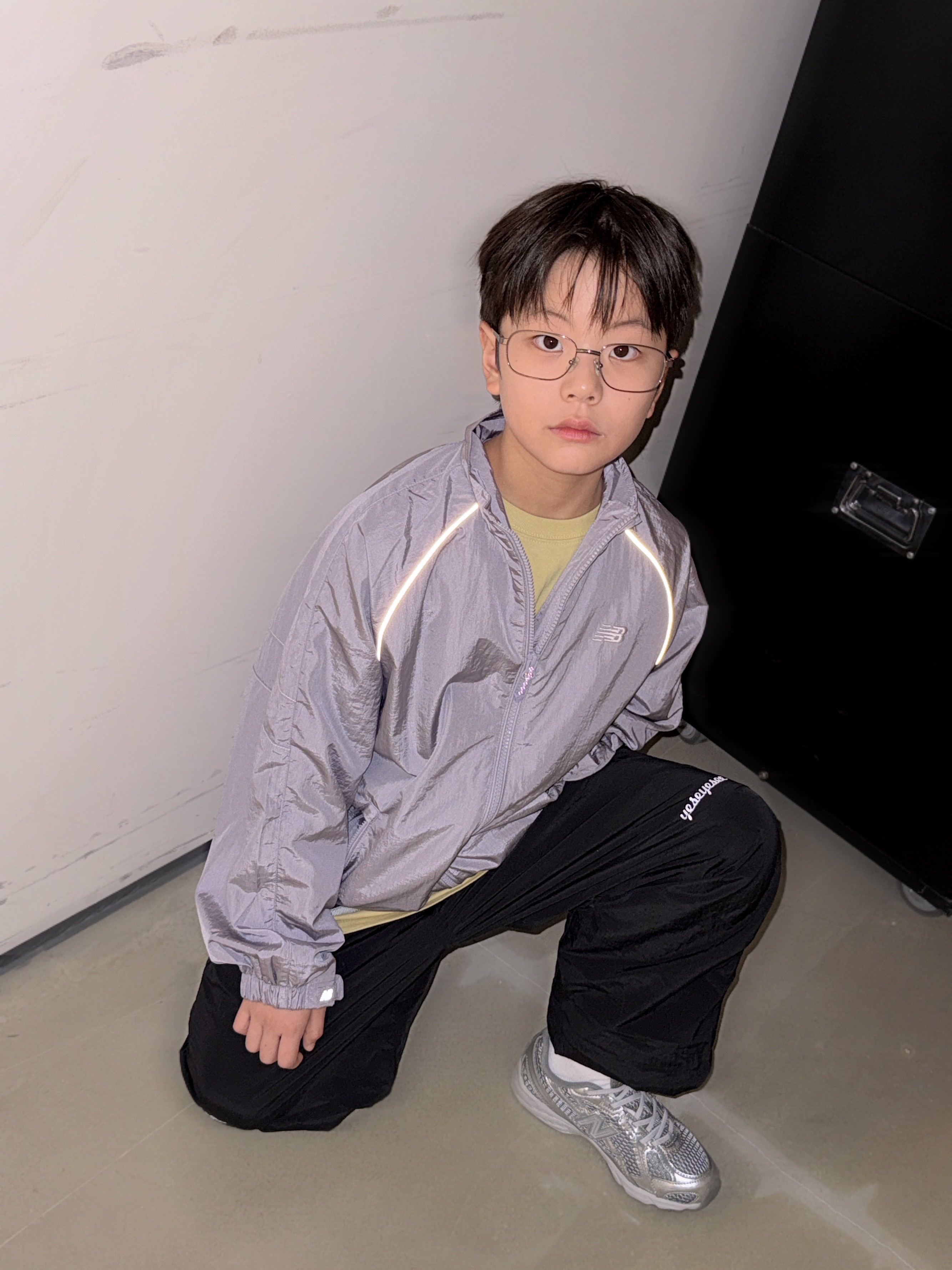 (Kids) New Balance Air Glossy Windbreaker Purple 착용 스타일 - 5