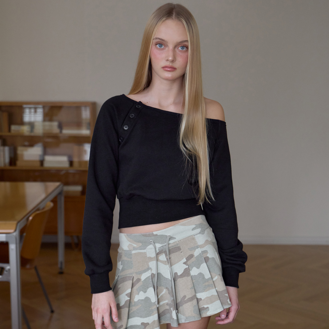 로제프란츠 오프숄더 버튼 스웨트셔츠 [블랙](Rosefrantz Off-Shoulder Button Sweatshirt [Black]) - 6