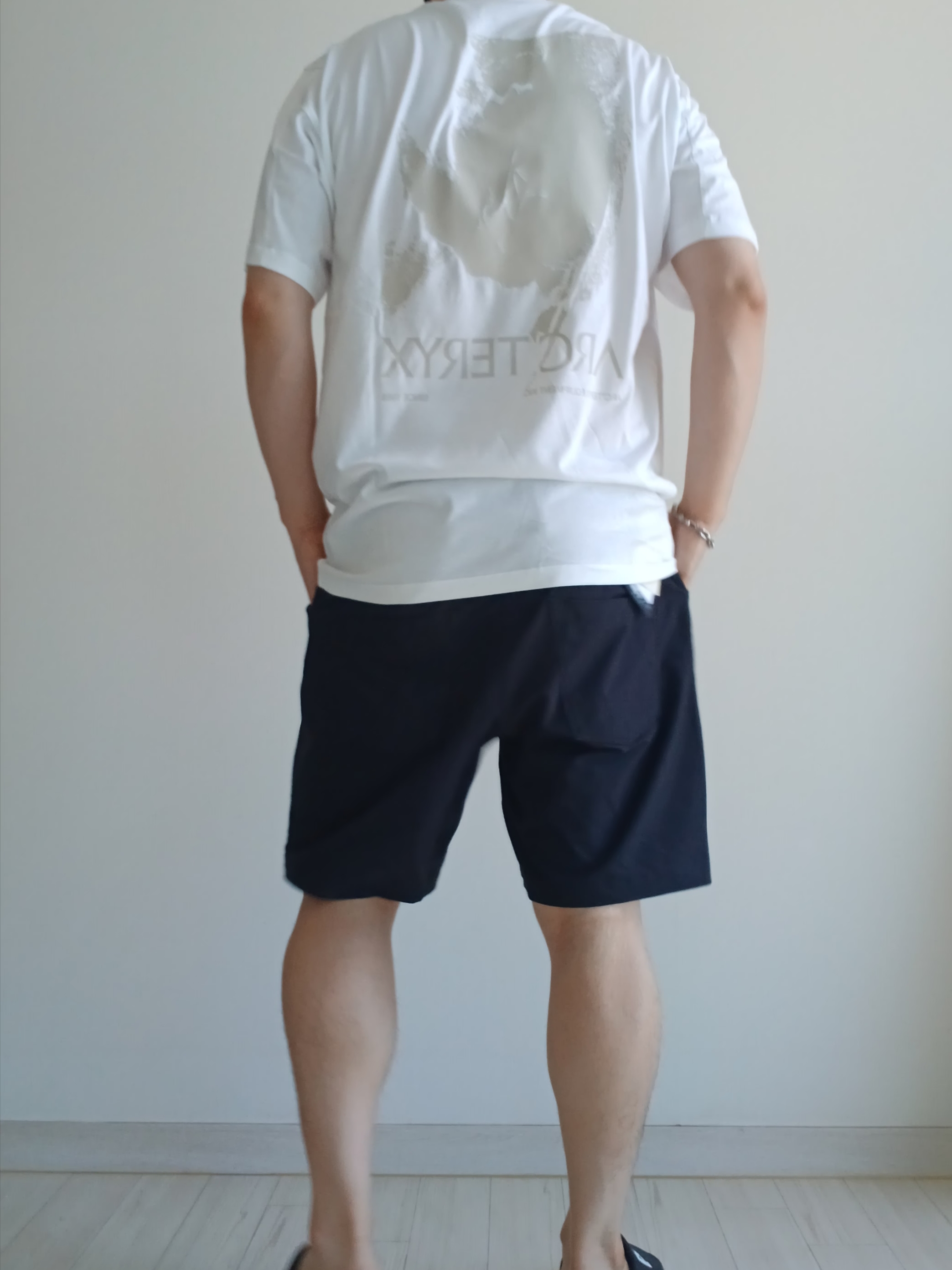 Arc'teryx Kragg SL Cotton Cacodaemon SS T-Shirt White Light Sea Salt, Arc'teryx Kragg Cotton Short 9 Inch Black 착용 스타일 - 1