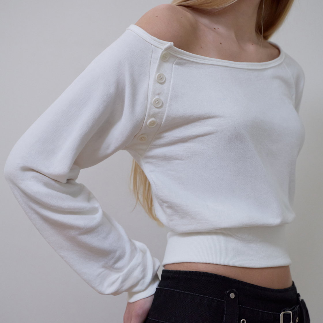 로제프란츠 오프숄더 버튼 스웨트셔츠 [아이보리](Rosefrantz Off-Shoulder Button Sweatshirt [Ivory]) - 4