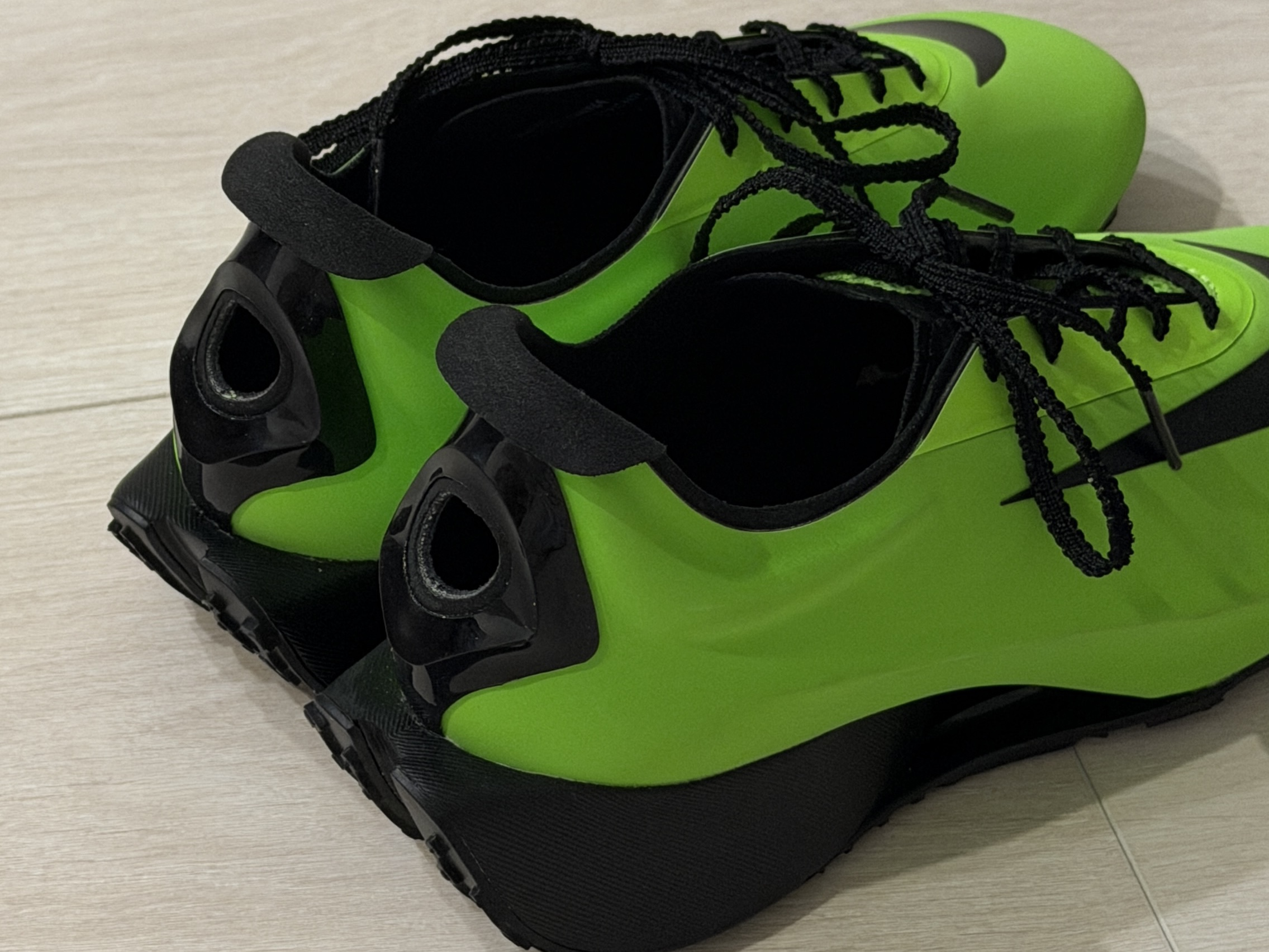 (W) Nike First Sight Noir Electric Green Black 착용 스타일 - 2