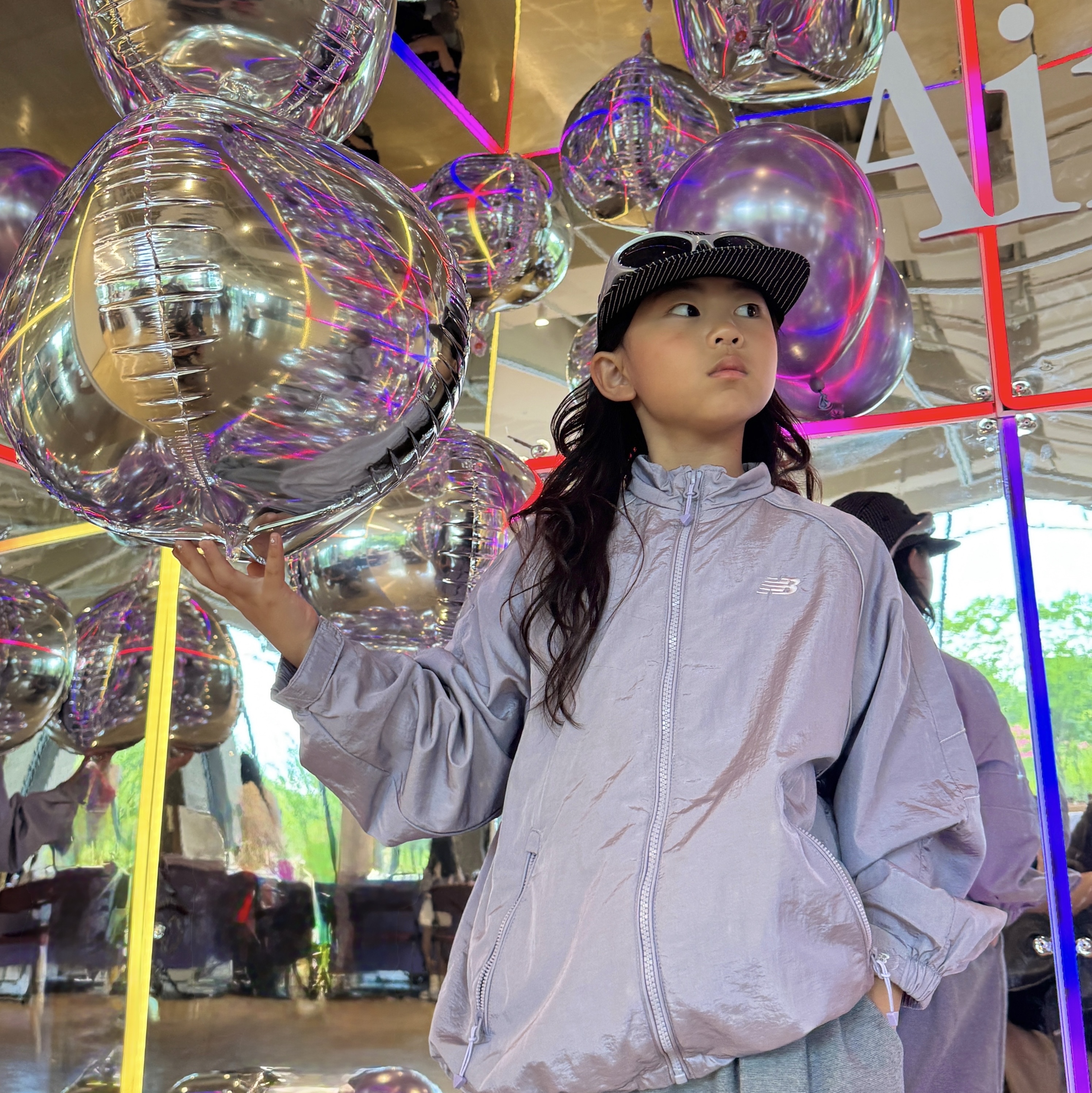 (Kids) New Balance Air Glossy Windbreaker Purple 착용 스타일 - 2