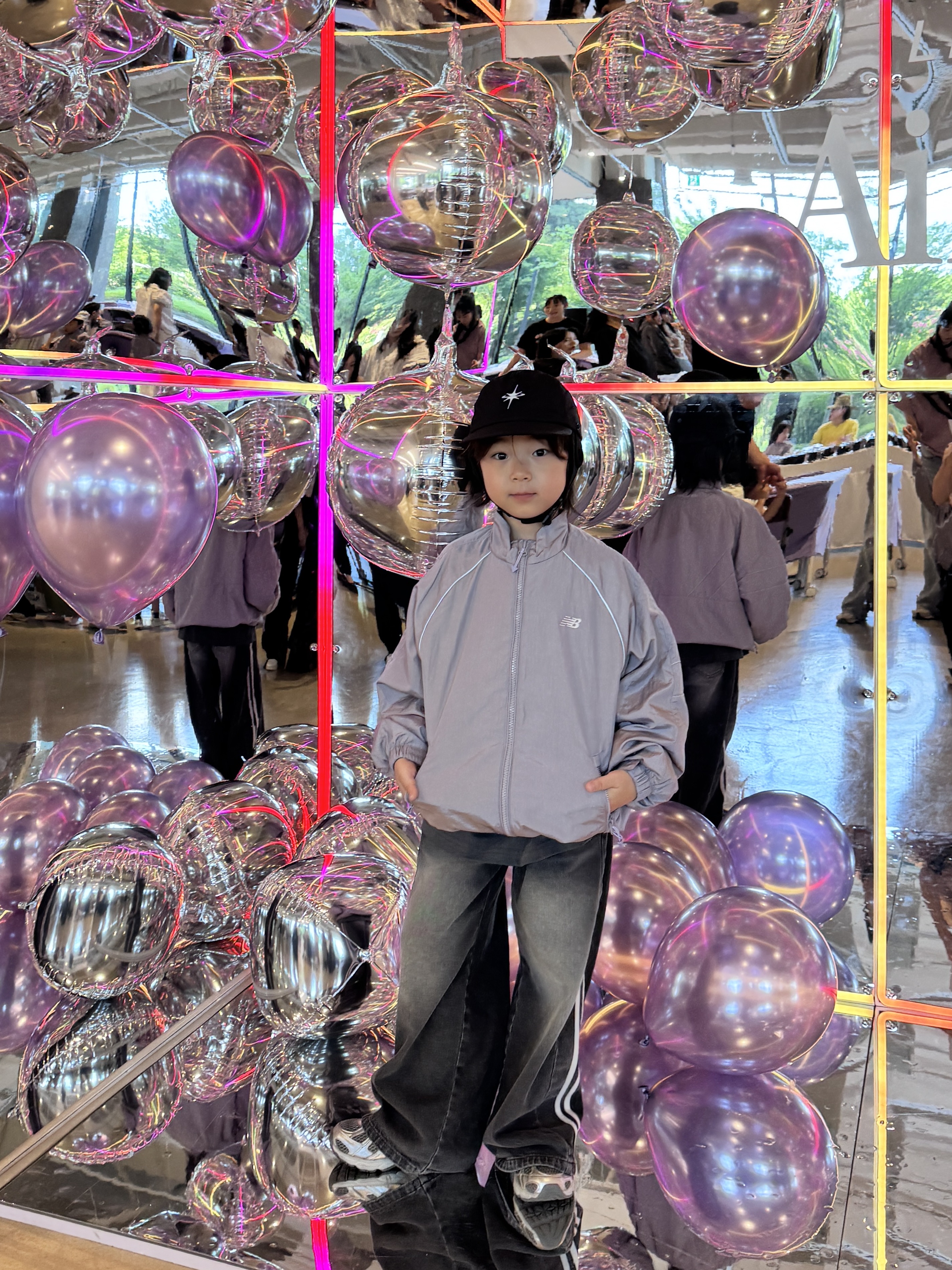 (Kids) New Balance Air Glossy Windbreaker Purple 착용 스타일 - 6