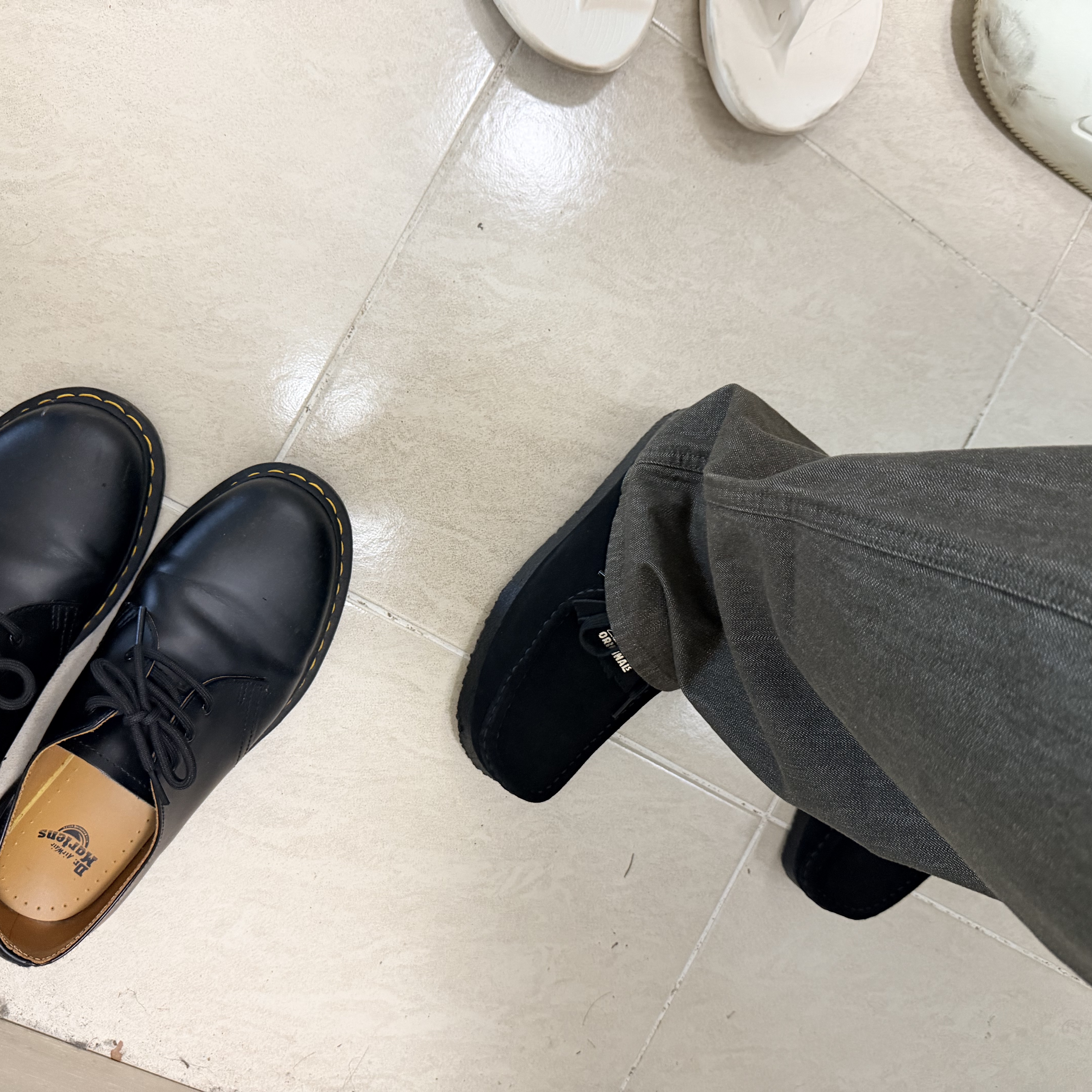 Clarks Wallabee Black Suede, Dr. Martens 1461 Smooth Black 착용 스타일 - 2