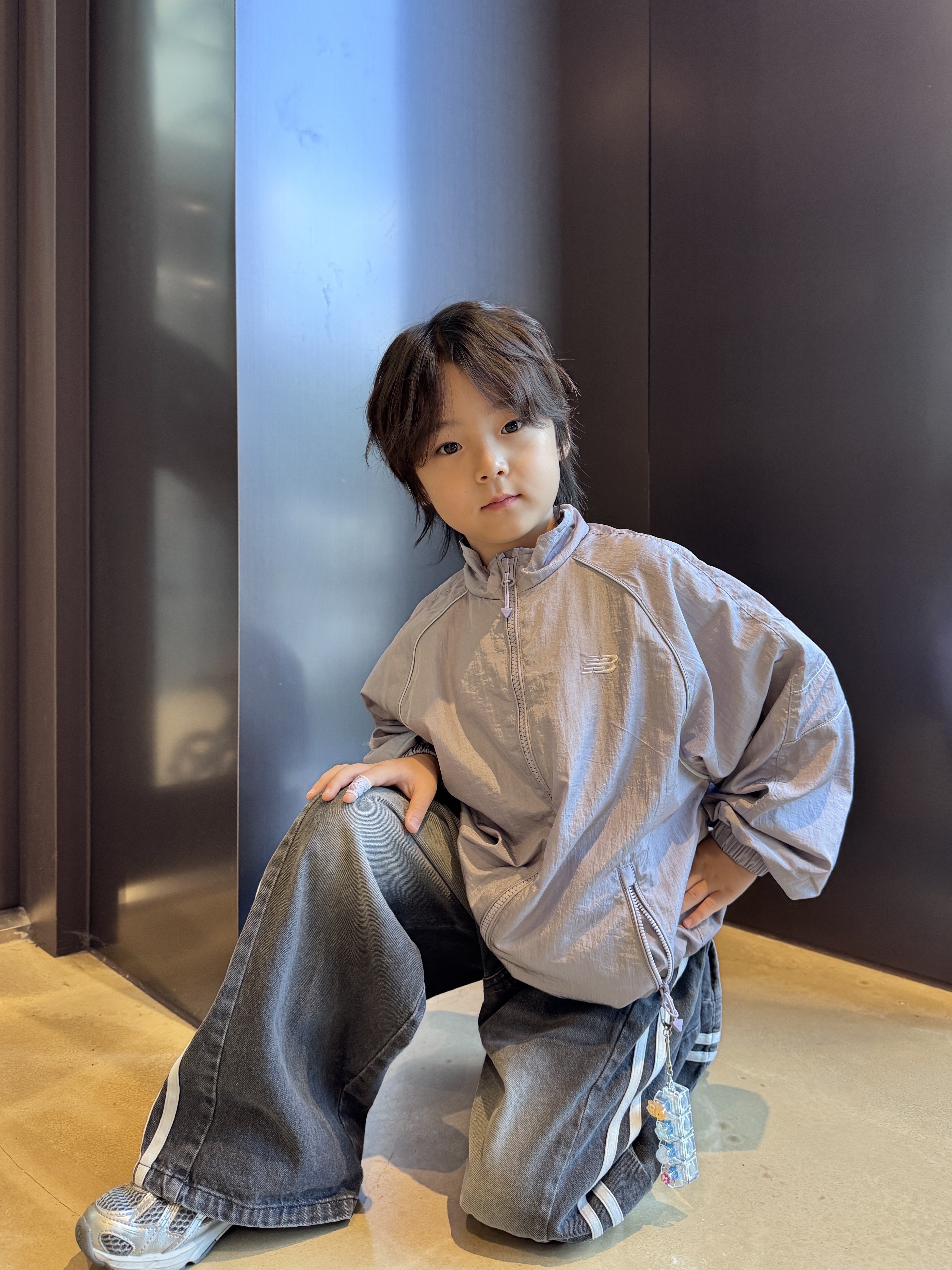 (Kids) New Balance Air Glossy Windbreaker Purple 착용 스타일 - 5