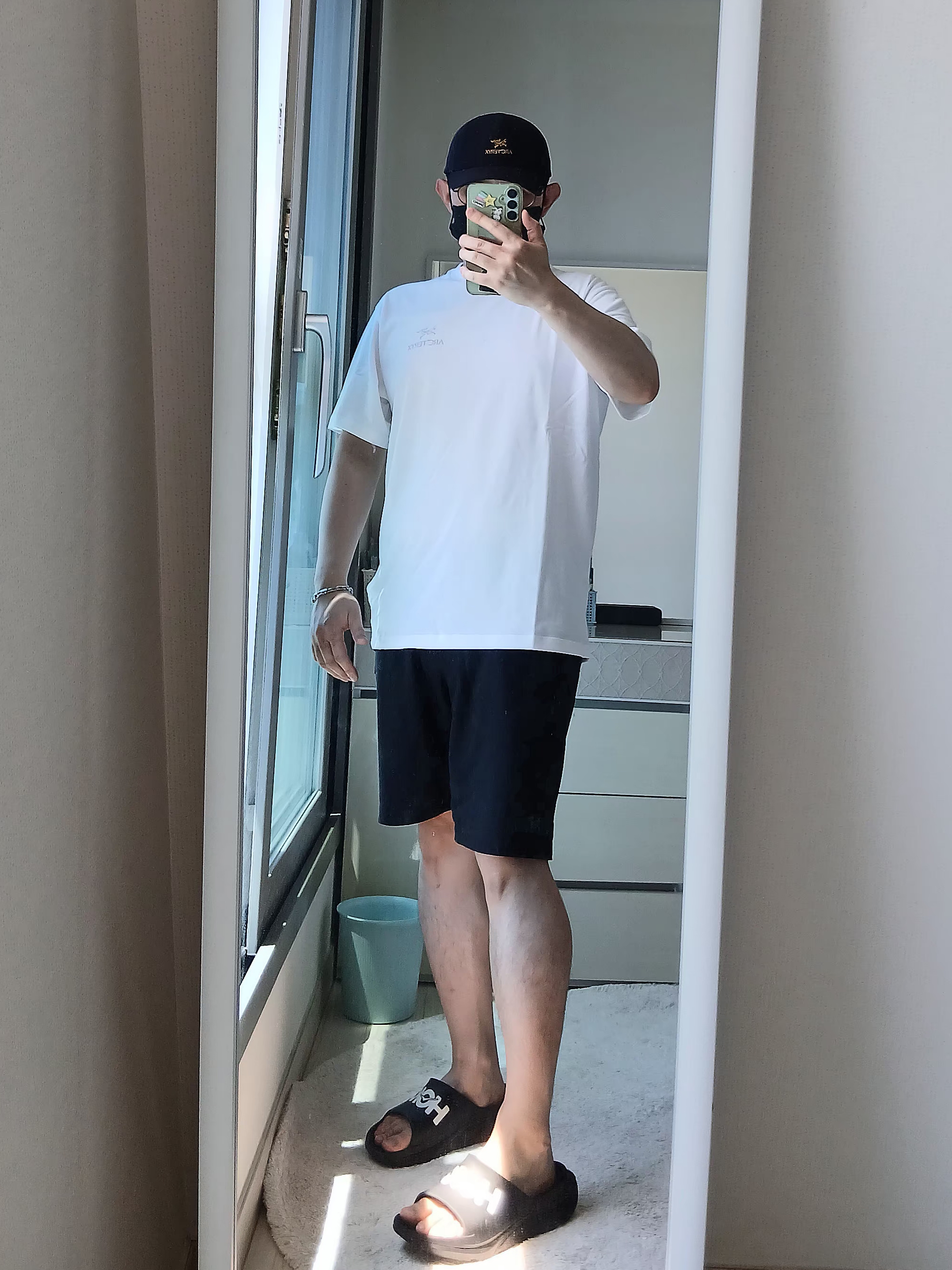 Arc'teryx Kragg SL Cotton Cacodaemon SS T-Shirt White Light Sea Salt, Arc'teryx Kragg Cotton Short 9 Inch Black 착용 스타일 - 3