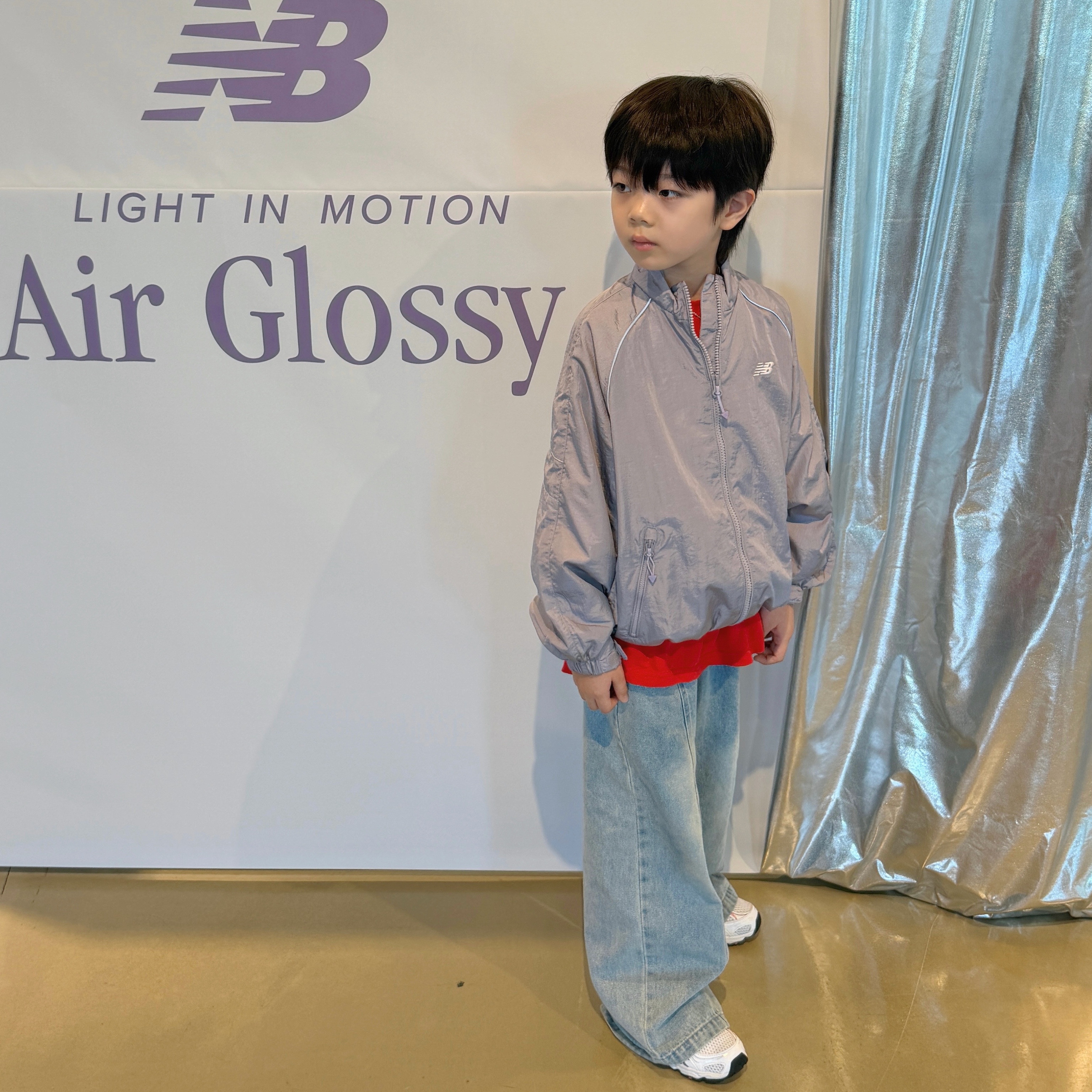 (Kids) New Balance Air Glossy Windbreaker Purple 착용 스타일 - 4
