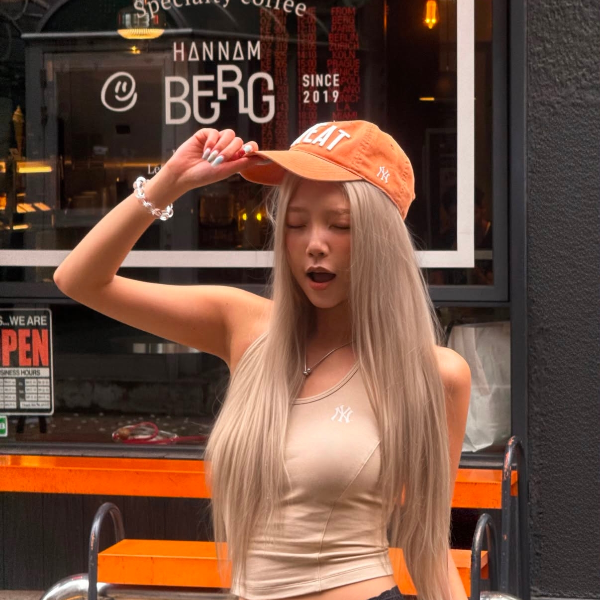 MLB x Kiss Of Life New York Yankees Basic Washing Unstructured Ball Cap Orange, (W) MLB x Kiss Of Life New York Yankees Sweat Halterneck Sleeveless T-Shirt Light Beige 착용 스타일 - 1