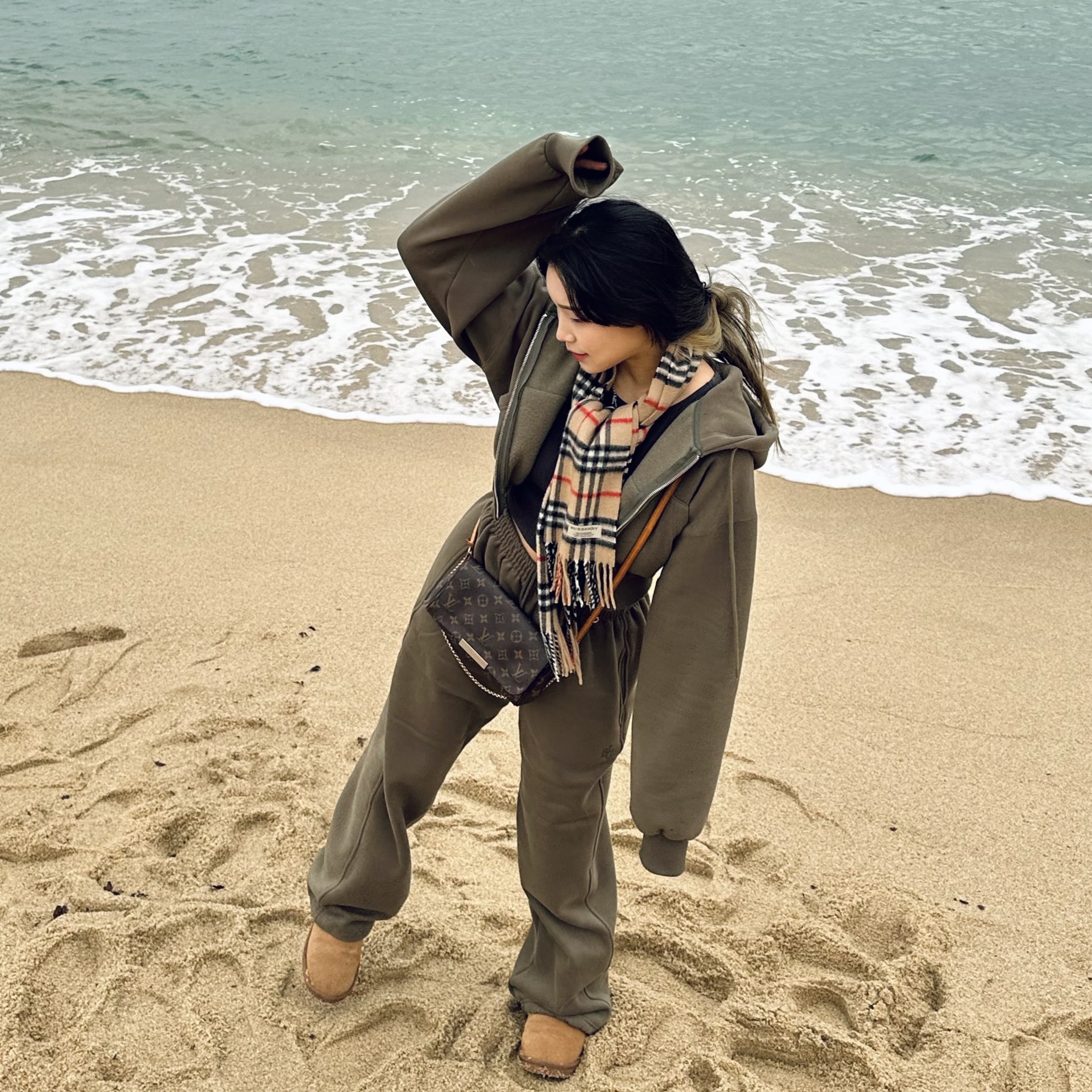 Louis Vuitton Monogram Canvas Favorite MM 2-Way Bag, Burberry Slim Check Cashmere Muffler Sand Beige 착용 스타일