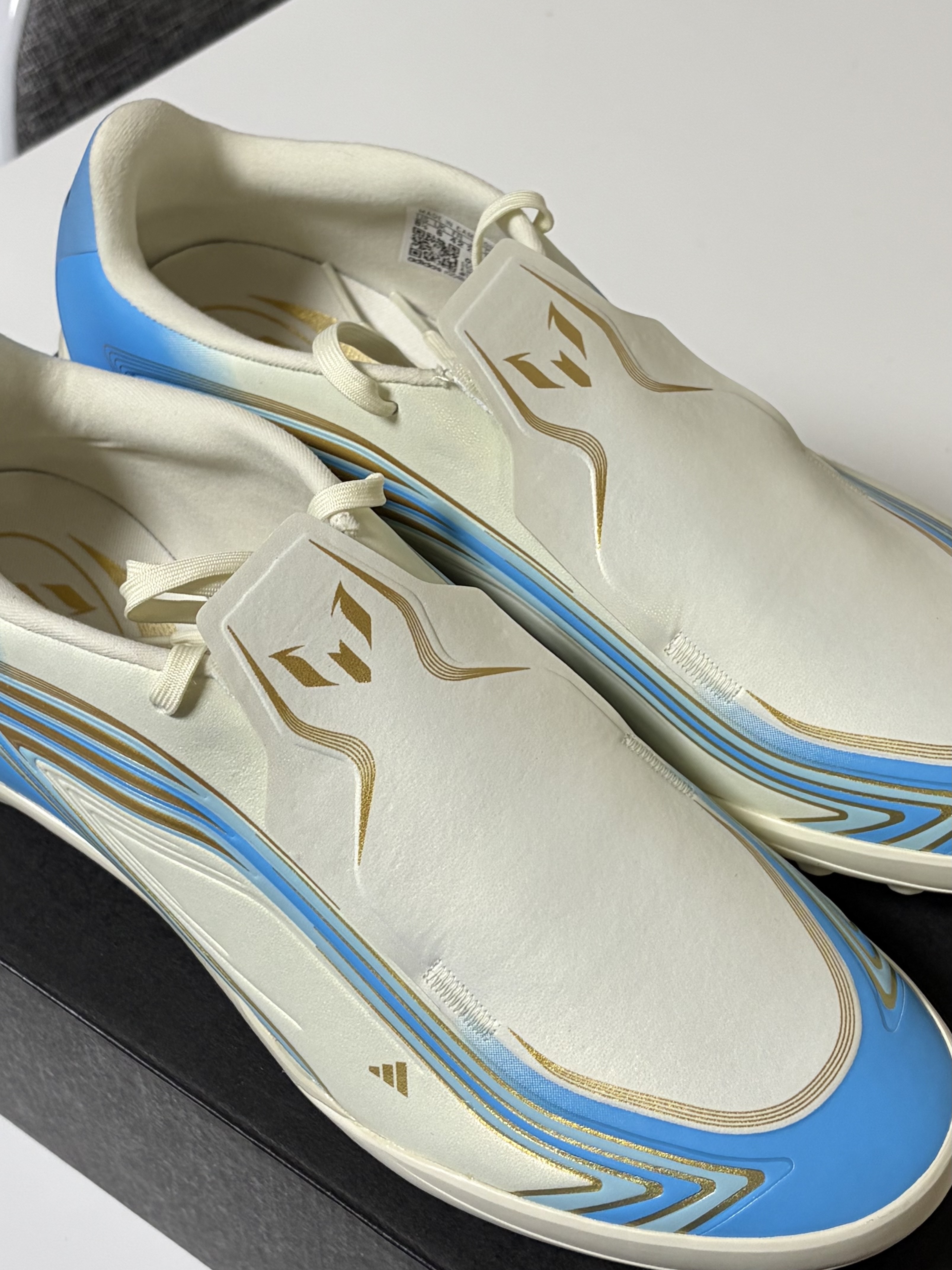Adidas F50 Messi League TF Ivory Semi Blue Burst 착용 스타일 - 2