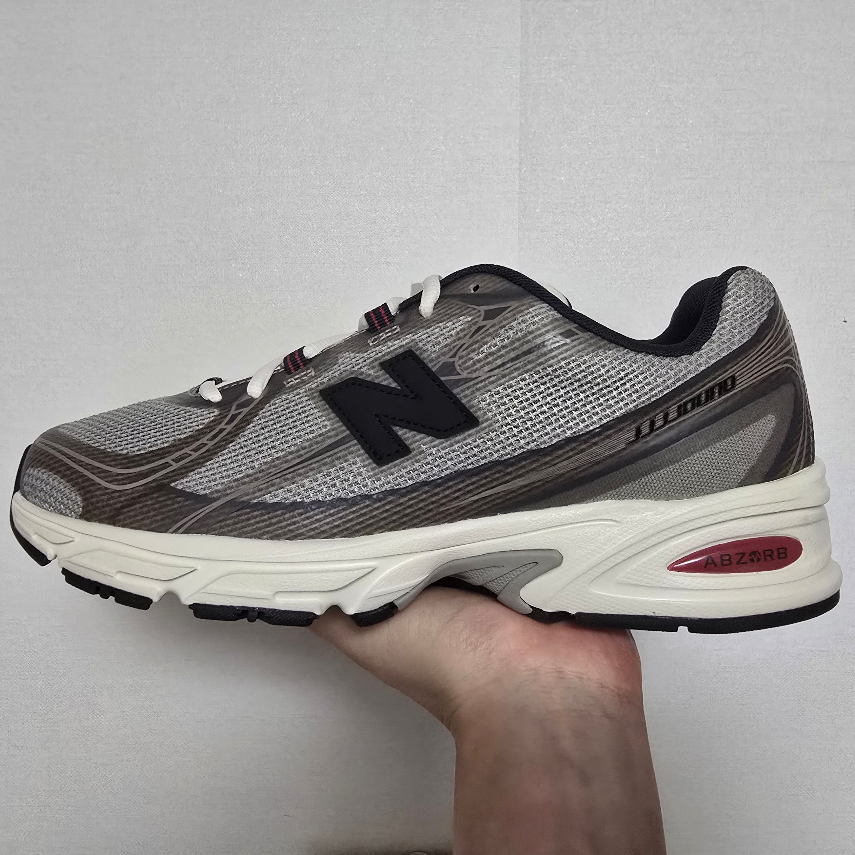 New Balance x JJJJound 740 Paper White Stoneware 착용 스타일 - 1