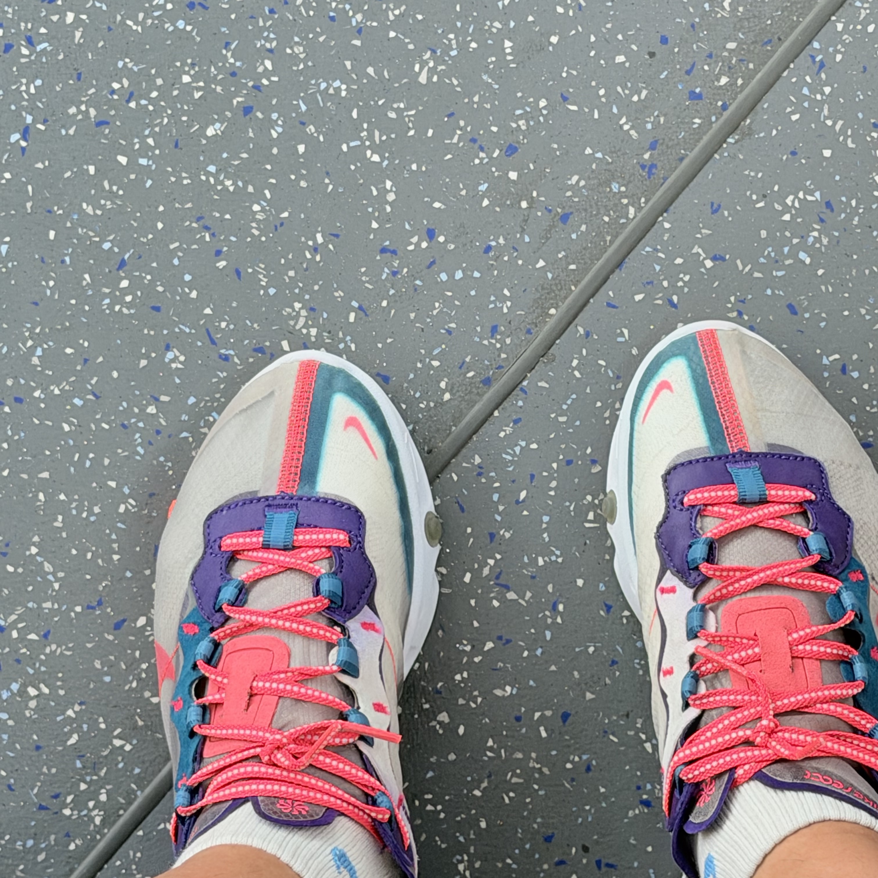 Nike React Element 87 Red Orbit 착용 스타일