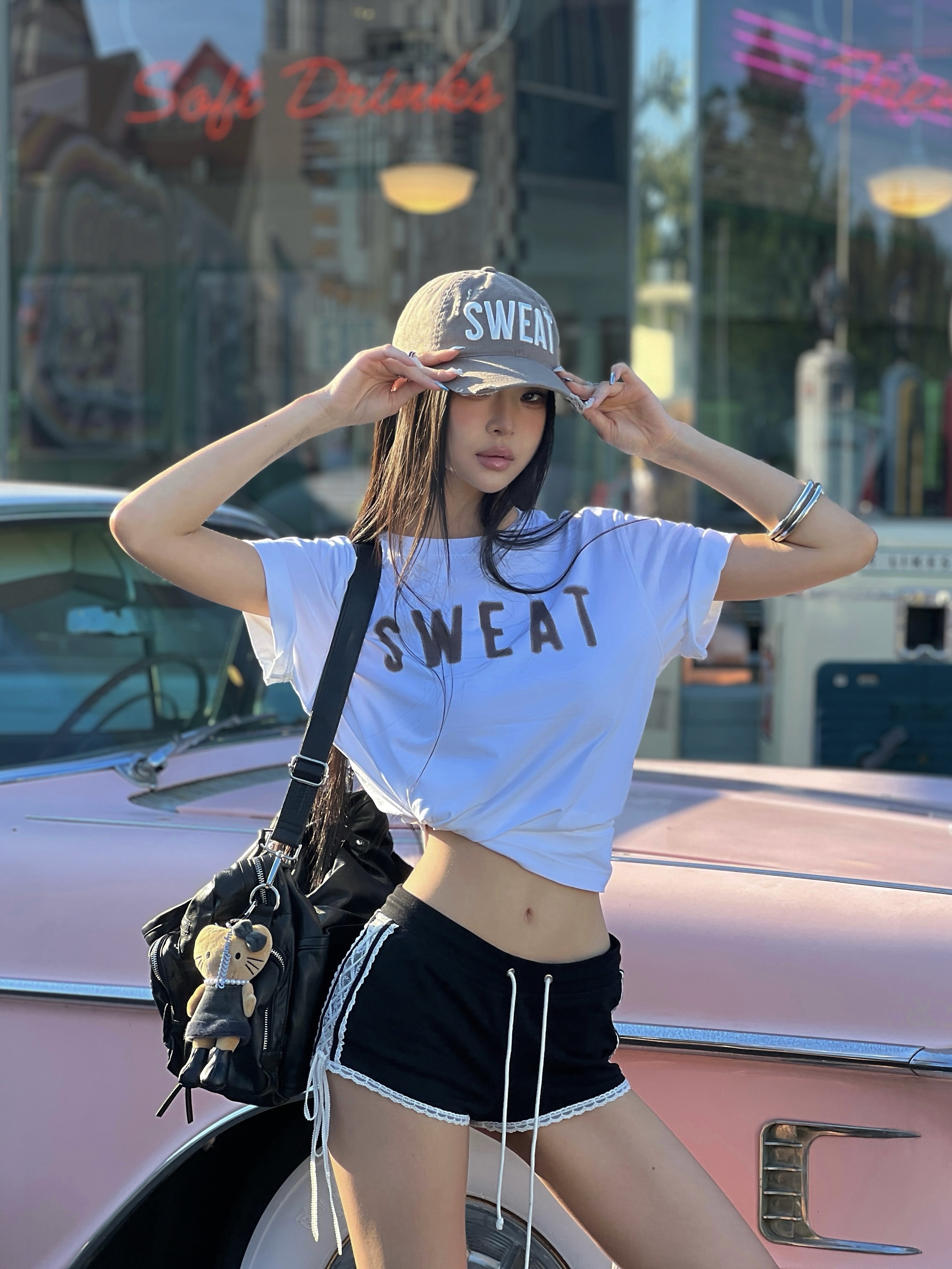 MLB x Kiss Of Life New York Yankees Damage Washing Unstructured Ball Cap Brown, MLB x Kiss Of Life New York Yankees Sweat Semi Over Fit T-Shirt White 착용 스타일 - 4