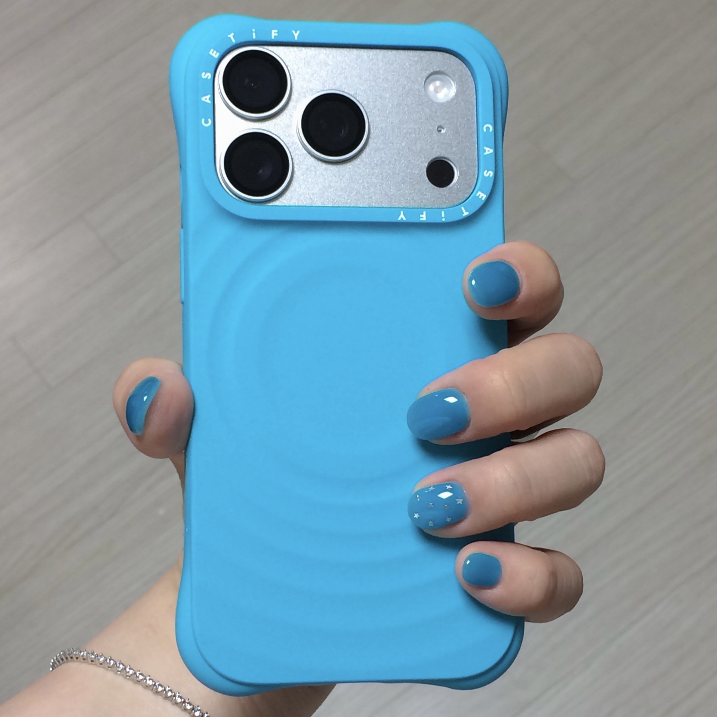 Casetify x G-DRAGON iPhone Magsafe Ripple Case Mint Blue 착용 스타일