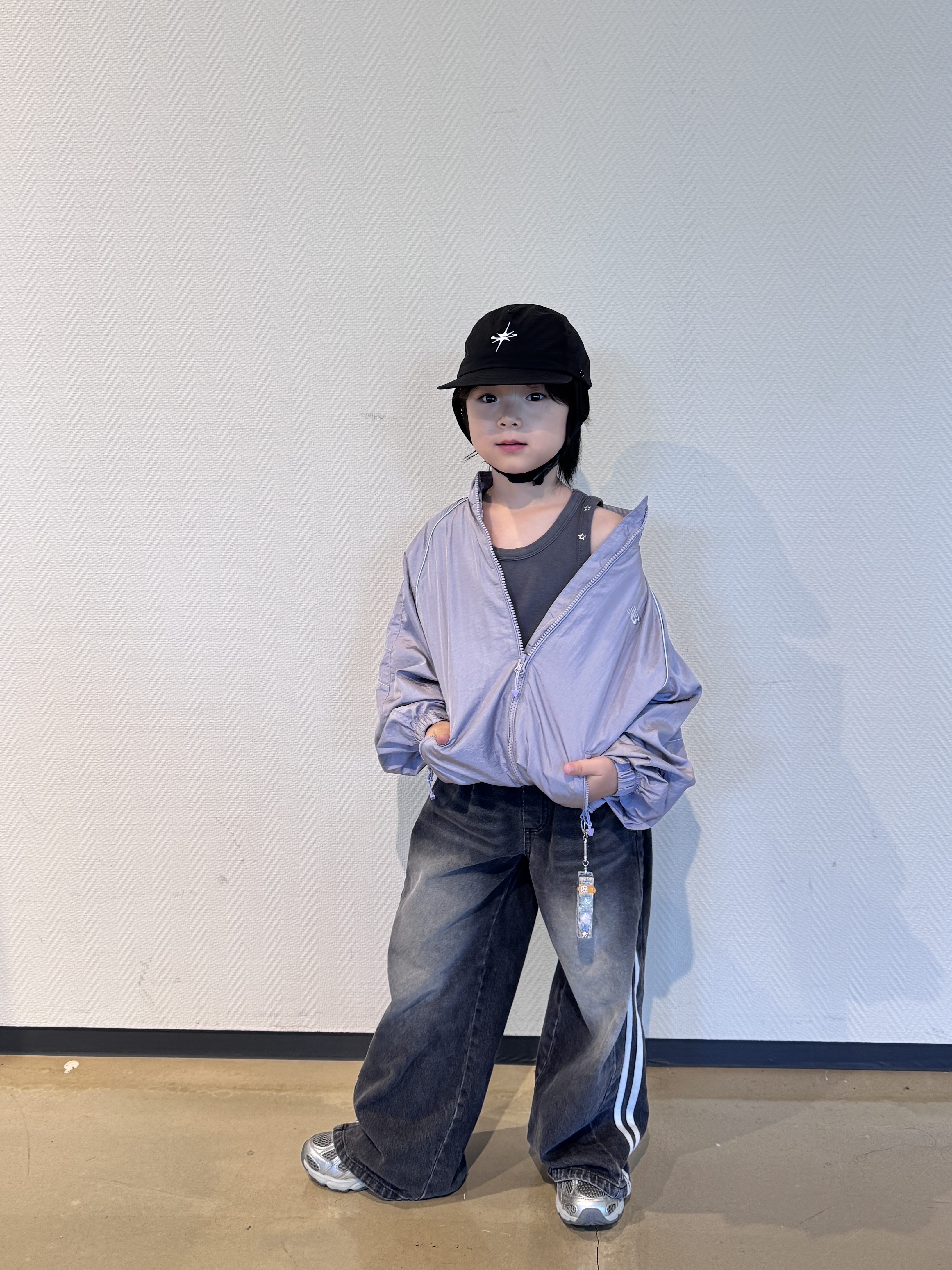 (Kids) New Balance Air Glossy Windbreaker Purple 착용 스타일 - 3