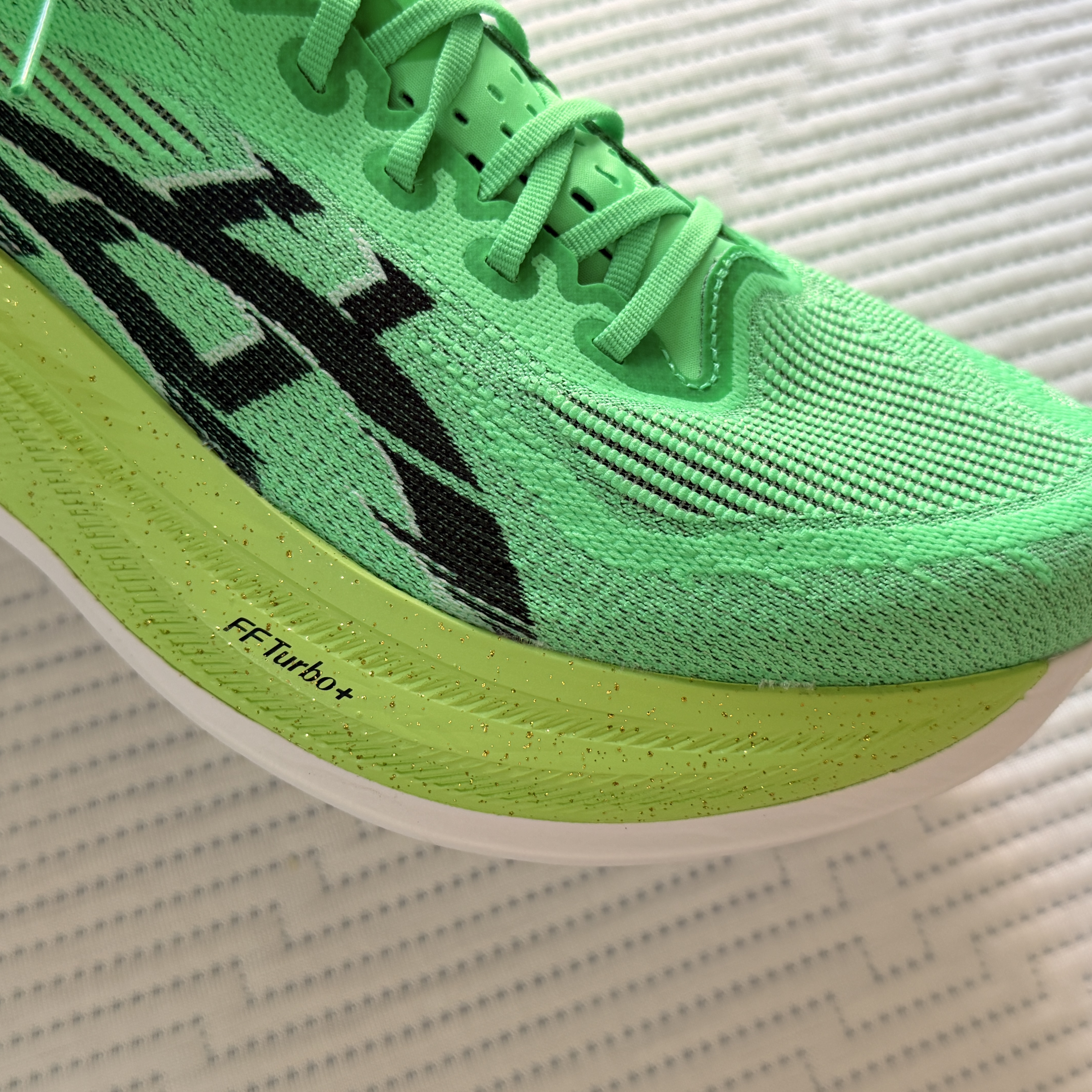 Asics Superblast 2 Ekiden Vital Green Black 착용 스타일 - 4