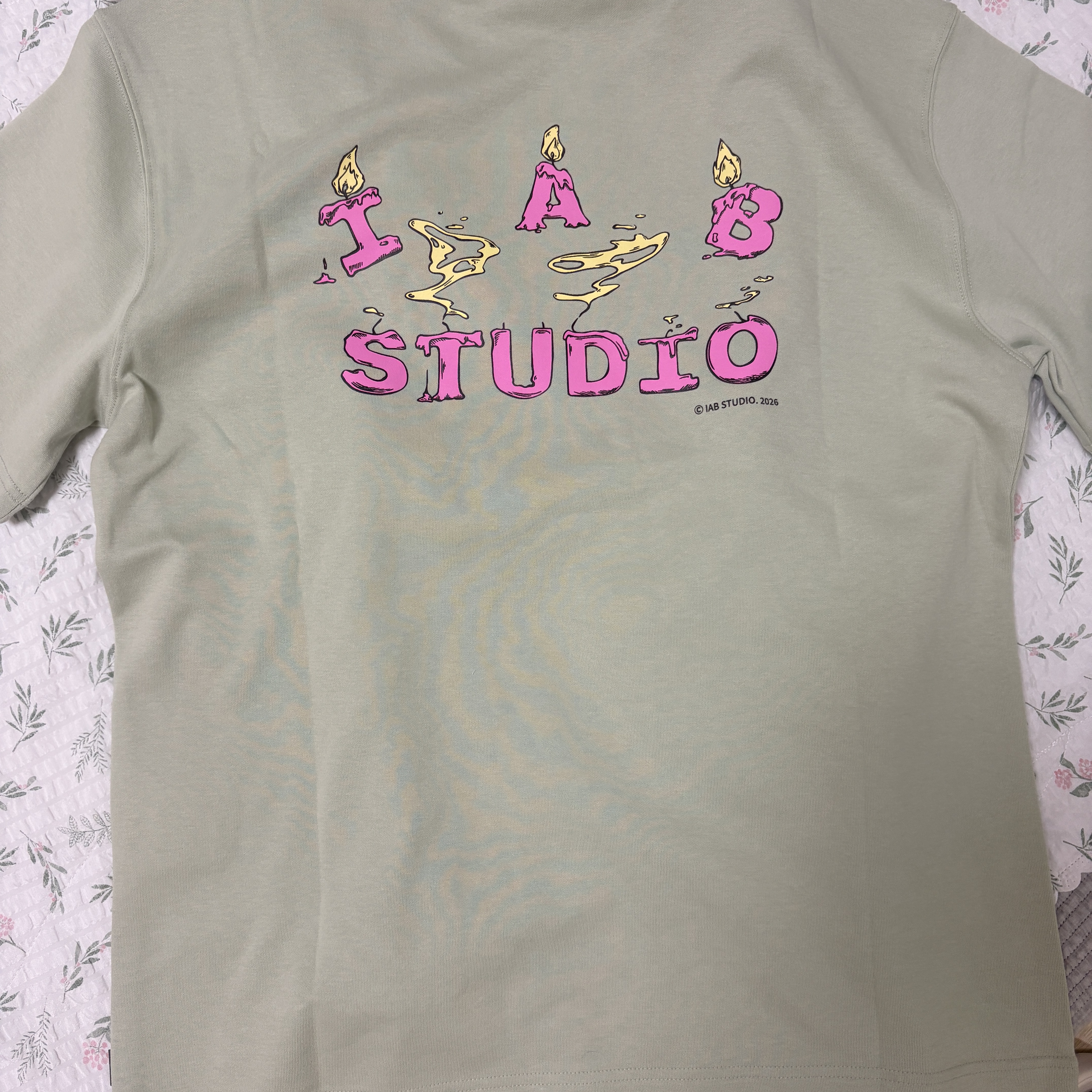 IAB Studio Candle Bone T-Shirt Apple Green 착용 스타일