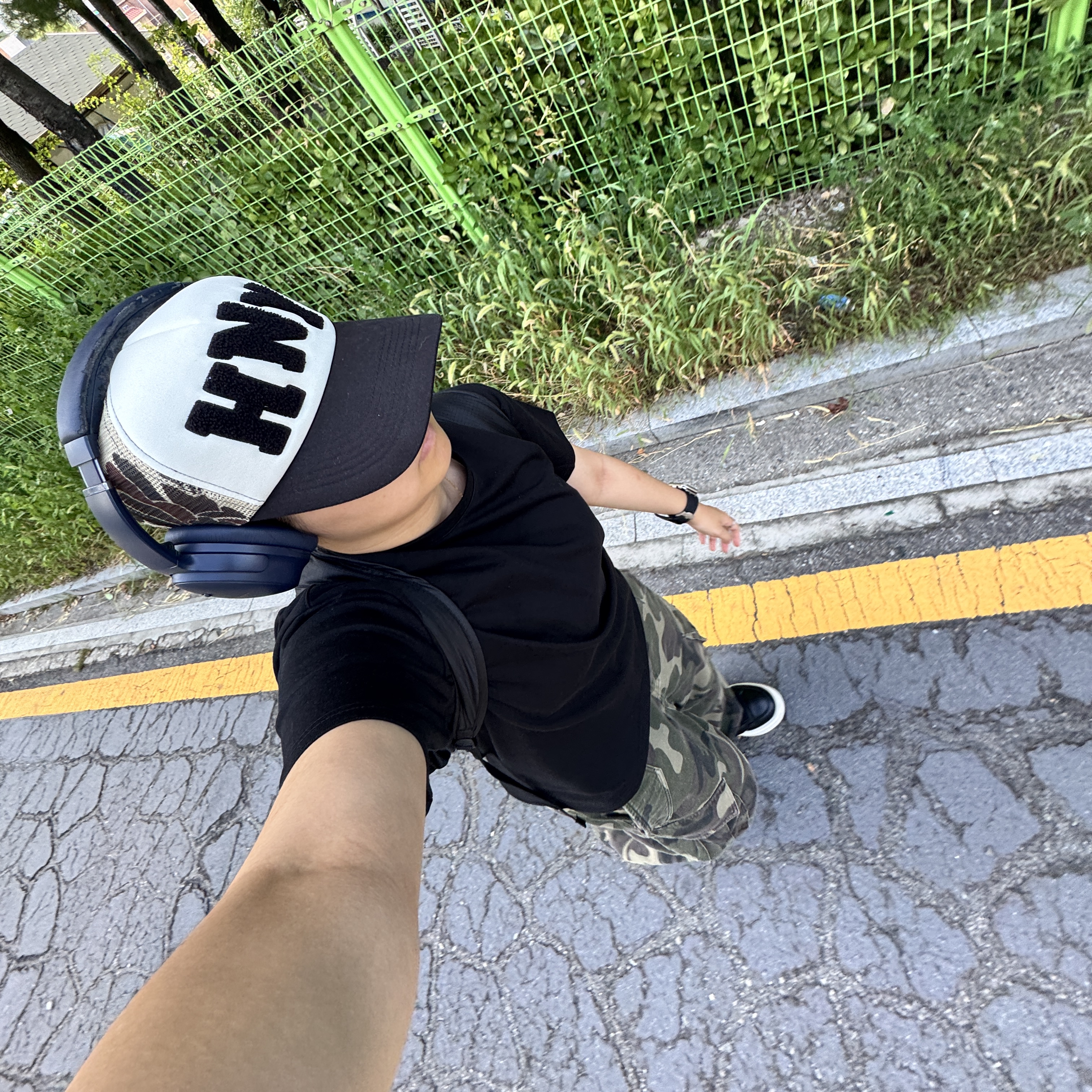 Honey Scoop House HNY Logo Trucker Cap Camo, Xlim Ep.7/Sequence 01 T-Shirt Black 착용 스타일 - 2