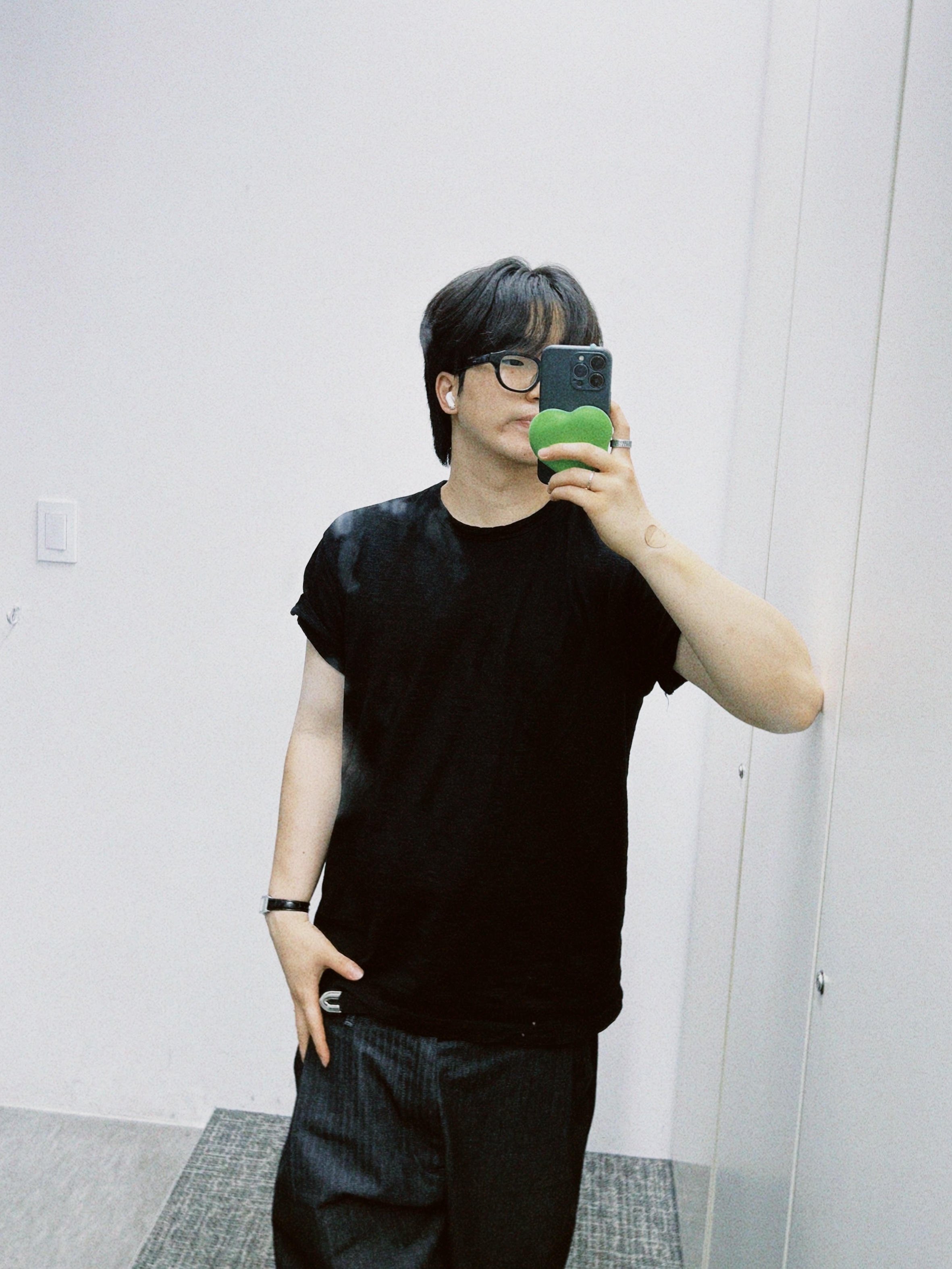 Balenciaga Rubber Space Shoe Matte Black, GRAGG MAGSAFE FLOW HEART BATTERY [9 COLOR] 착용 스타일 - 3