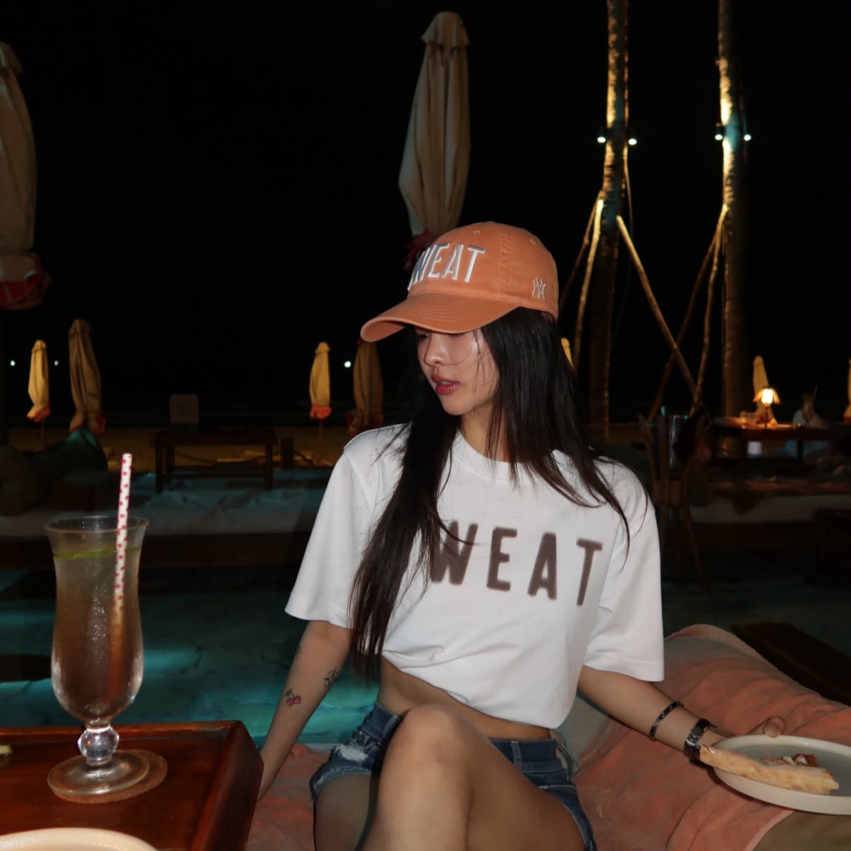 MLB x Kiss Of Life New York Yankees Basic Washing Unstructured Ball Cap Orange, MLB x Kiss Of Life New York Yankees Sweat Semi Over Fit T-Shirt White 착용 스타일 - 3