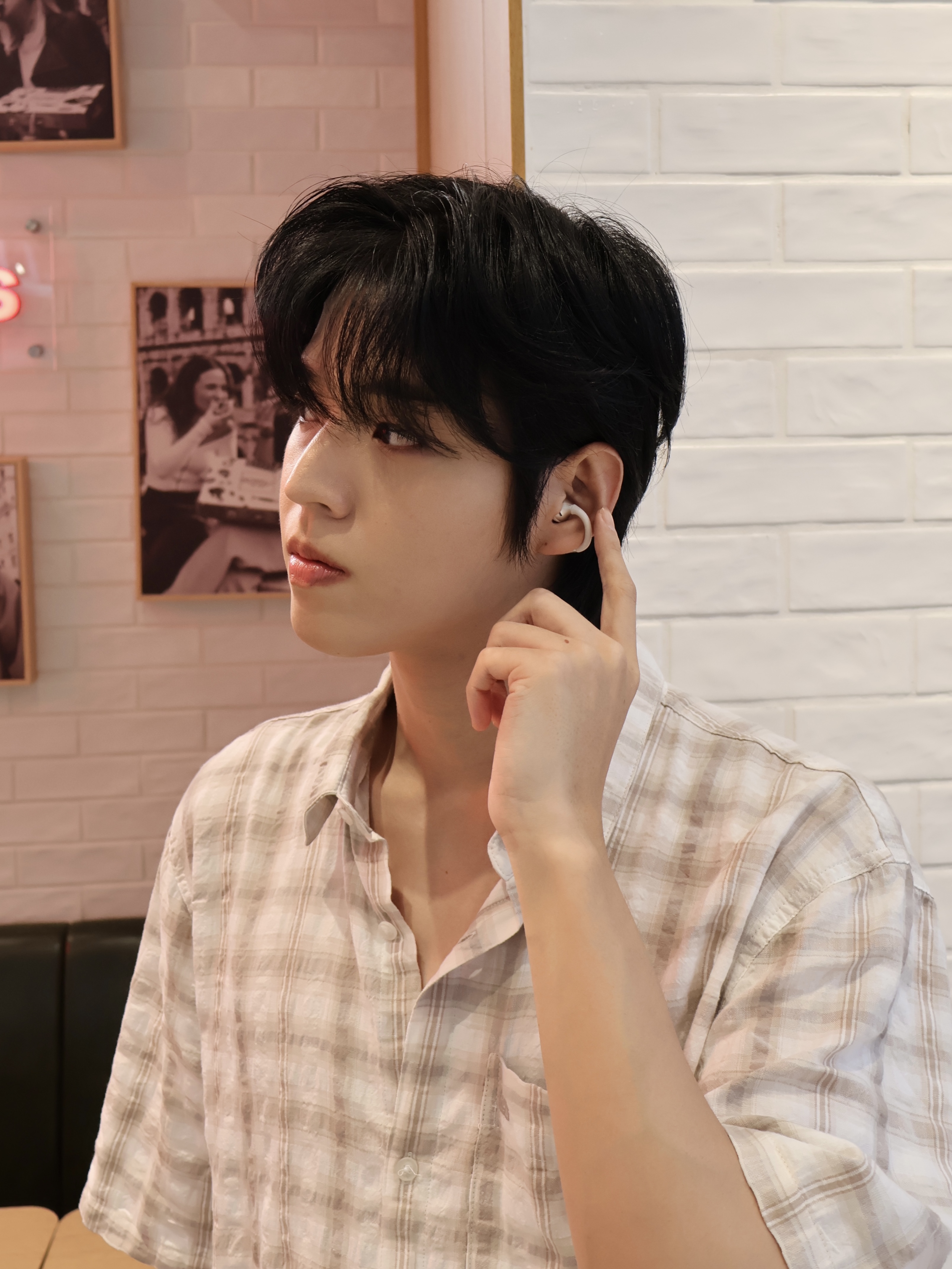 Edifier Comfo Bass Open-Ear Bluetooth Earbuds - Silver 착용 스타일 - 2