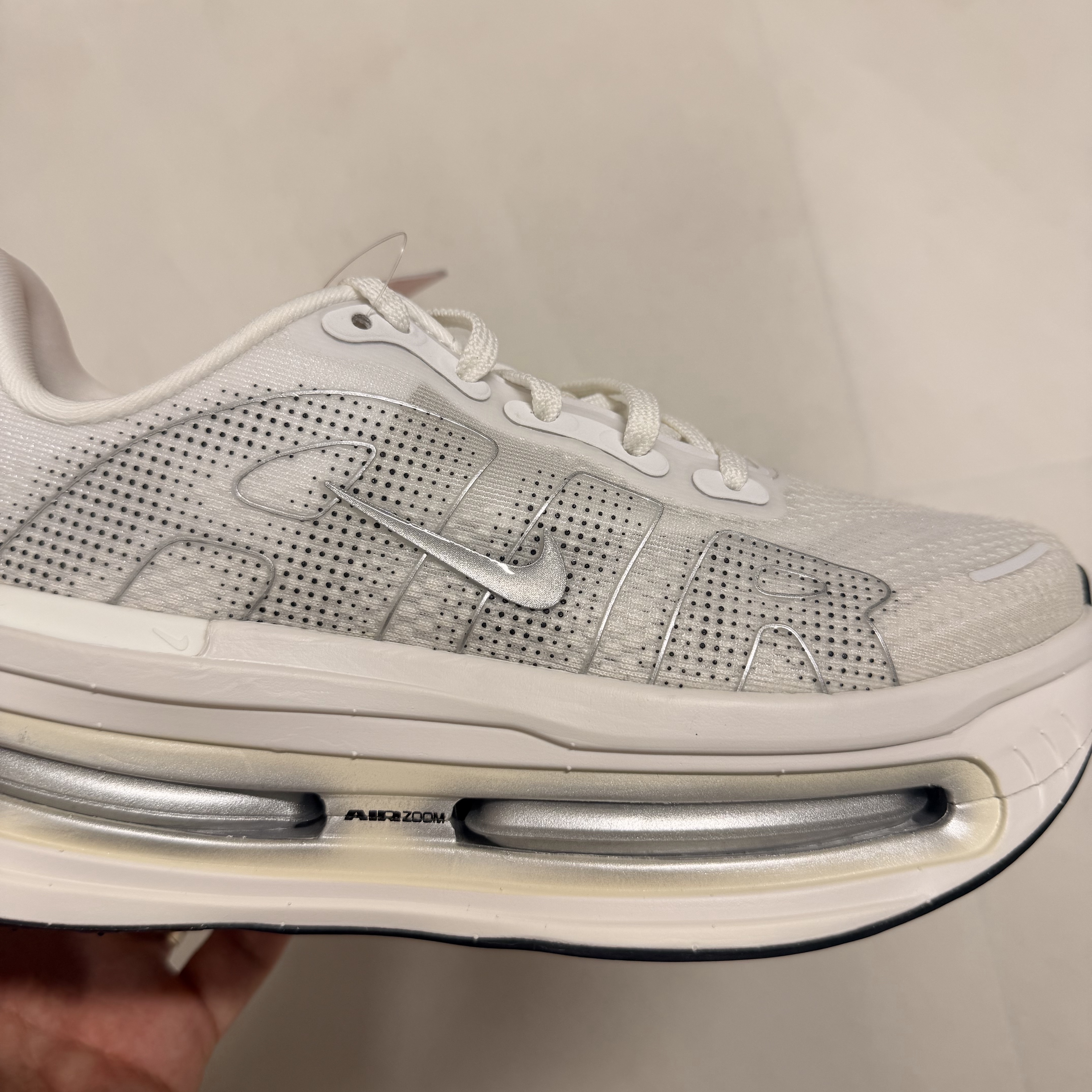 (W) Nike Vomero Premium Summit White Sail 착용 스타일