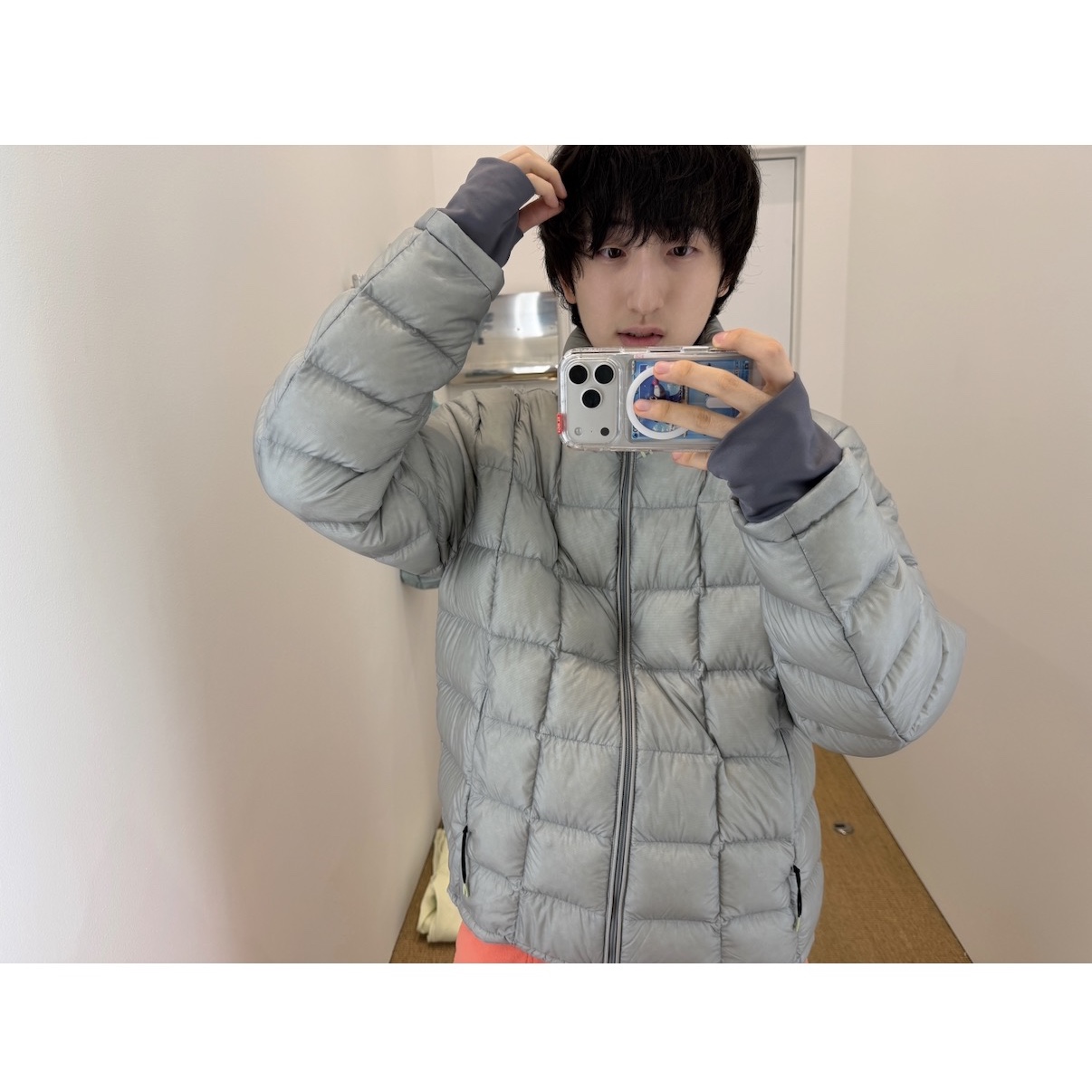 Apple iPhone 17 Pro 256GB Silver, 999Humanity Modular Light Goose Puffer Light Grey 착용 스타일