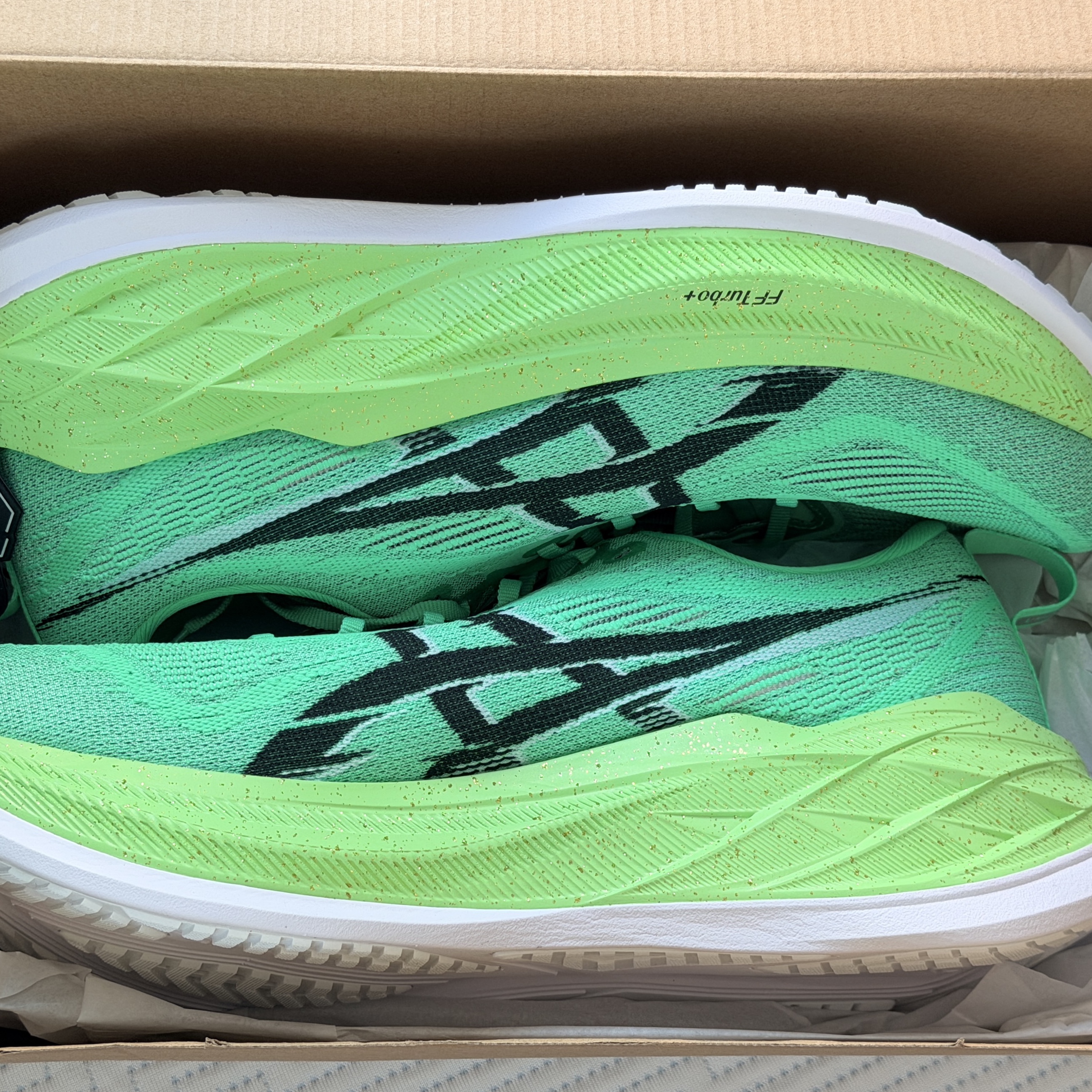 Asics Superblast 2 Ekiden Vital Green Black 착용 스타일 - 3