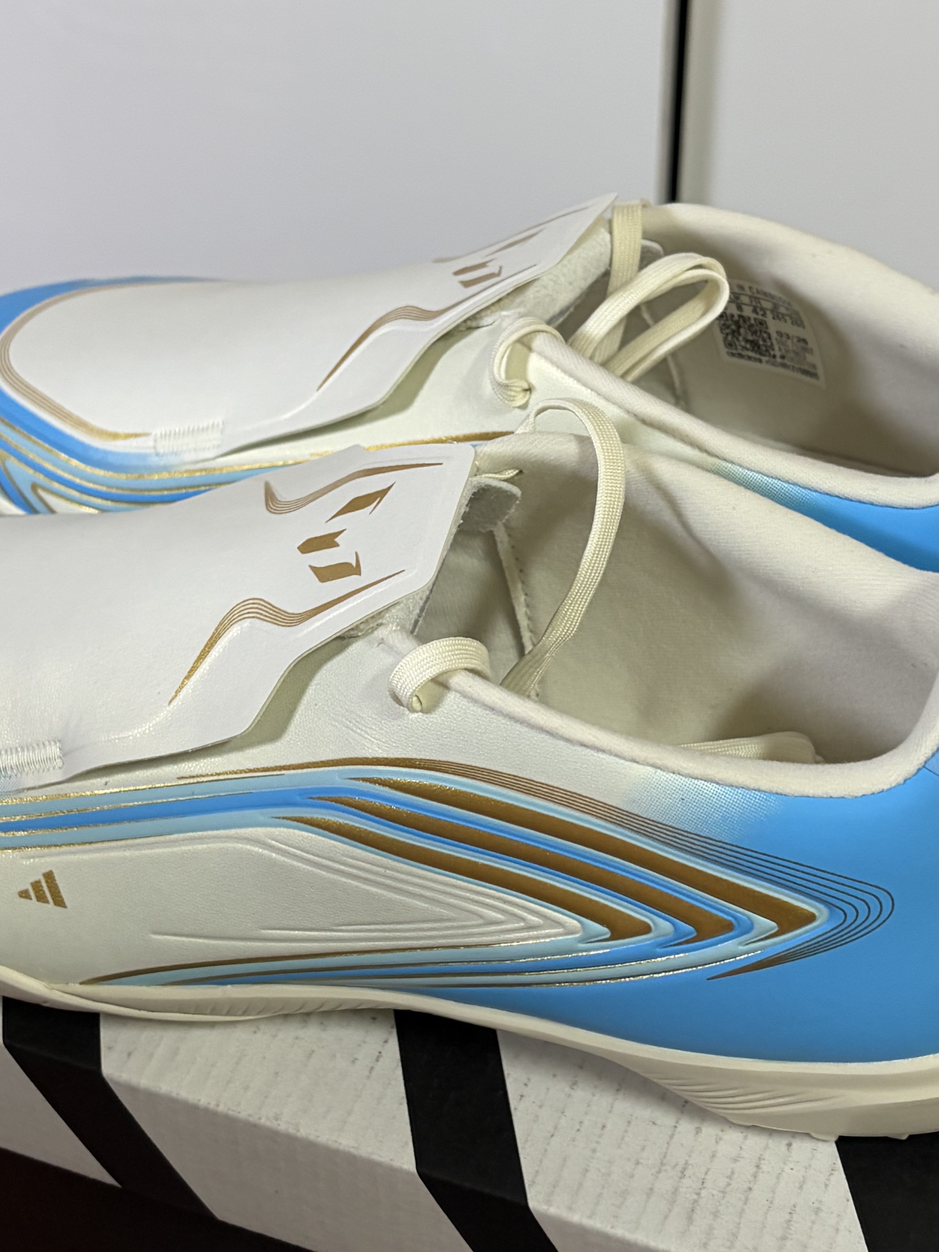 Adidas F50 Messi League TF Ivory Semi Blue Burst 착용 스타일 - 1