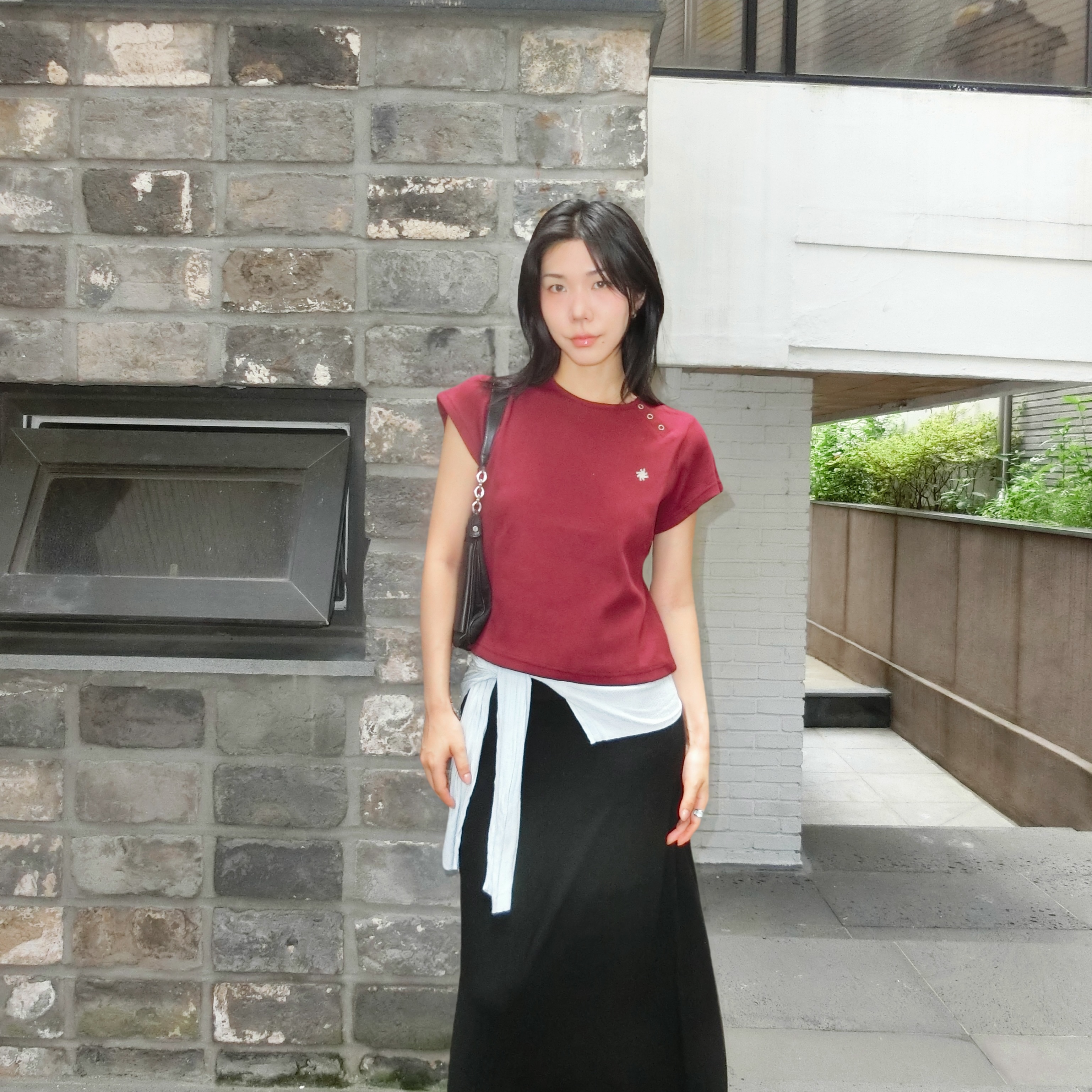 SLOW RECORD HOUSE Henley Neck Eyelet T-Shirt Burgundy 착용 스타일 - 3