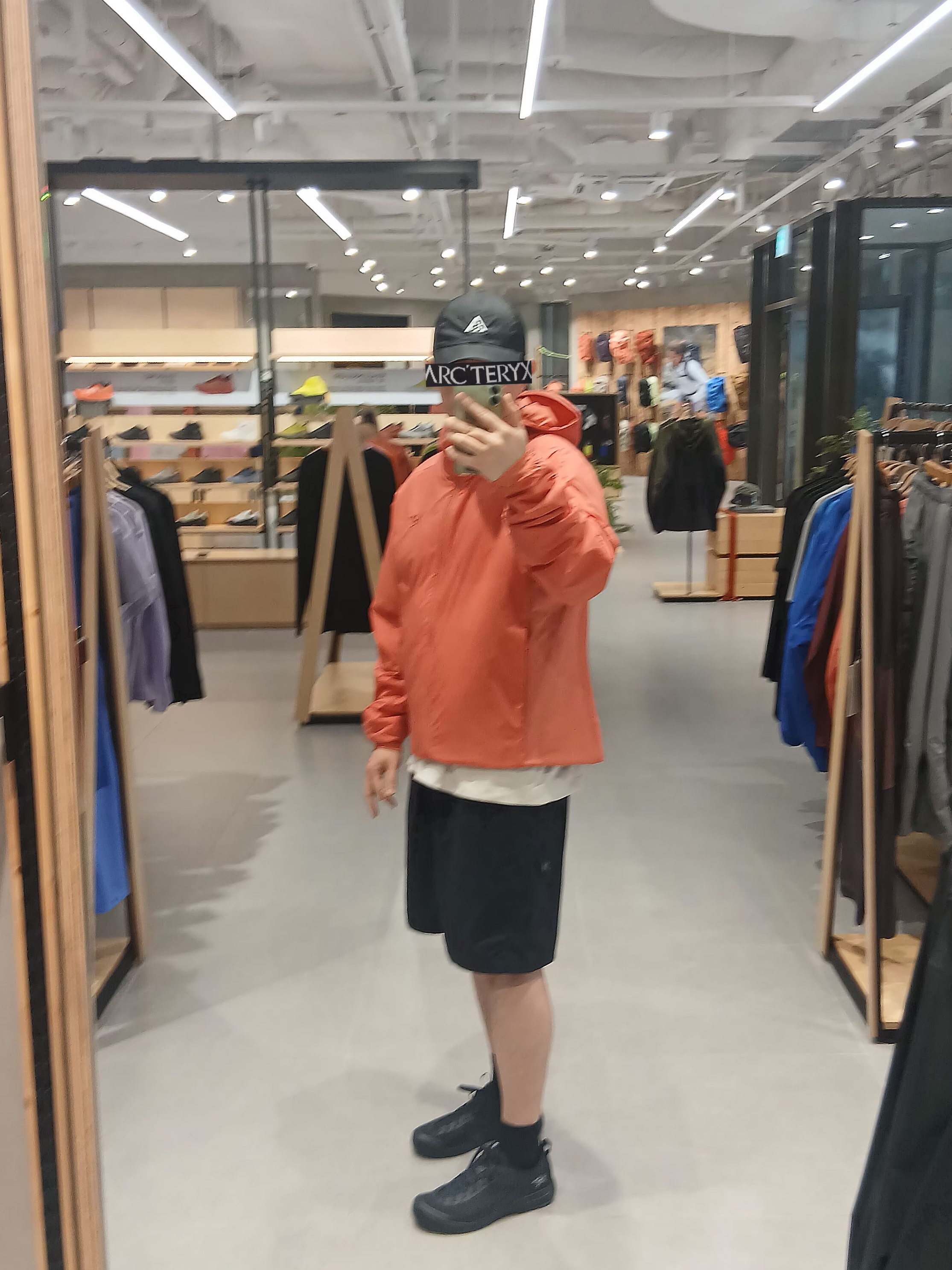 Nike ACG Trail Cap Black, Arc'teryx Envoy Grand Wall SS T-Shirt Sea Salt 착용 스타일 - 3