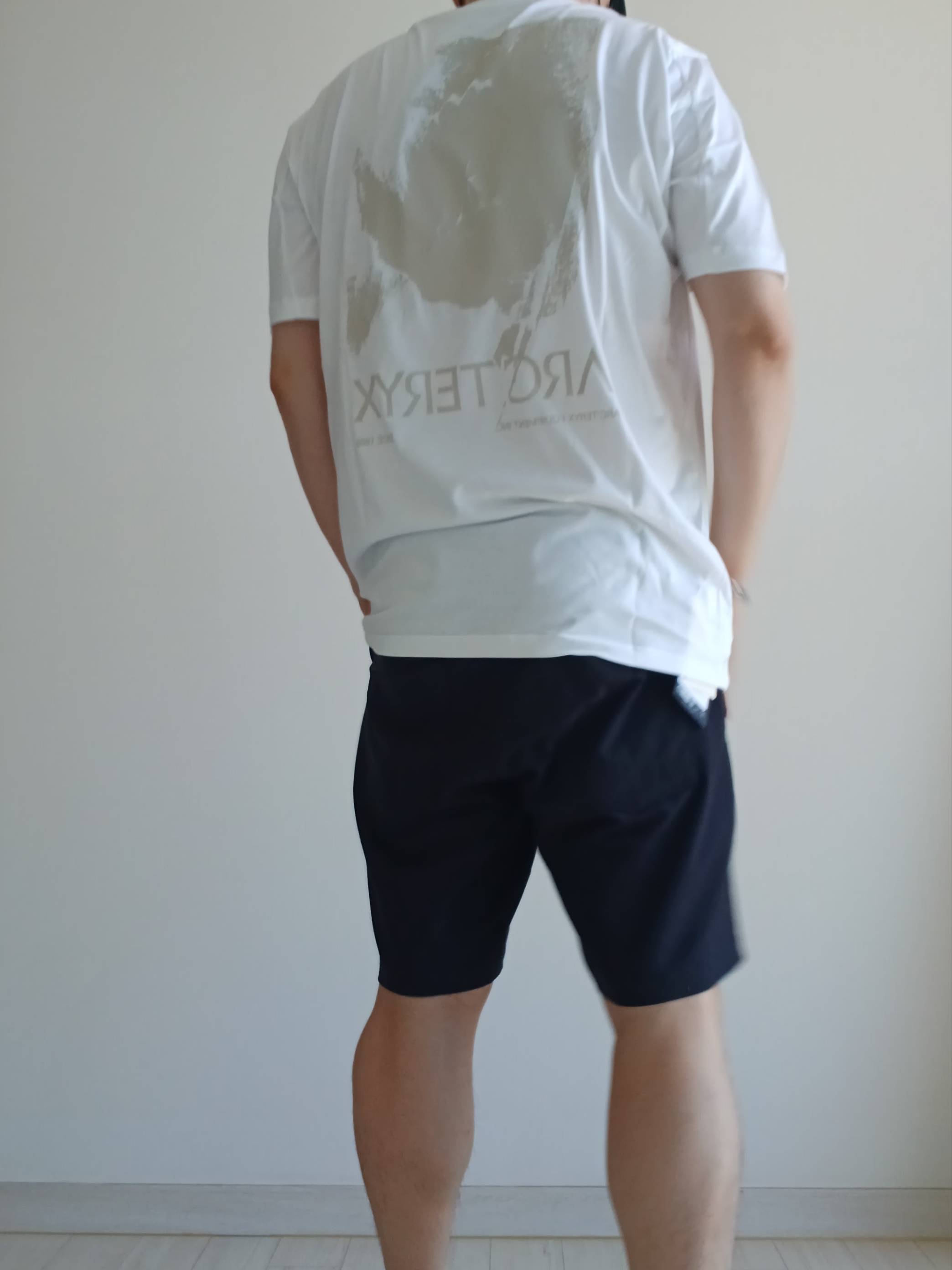 Arc'teryx Kragg SL Cotton Cacodaemon SS T-Shirt White Light Sea Salt, Arc'teryx Kragg Cotton Short 9 Inch Black 착용 스타일 - 2
