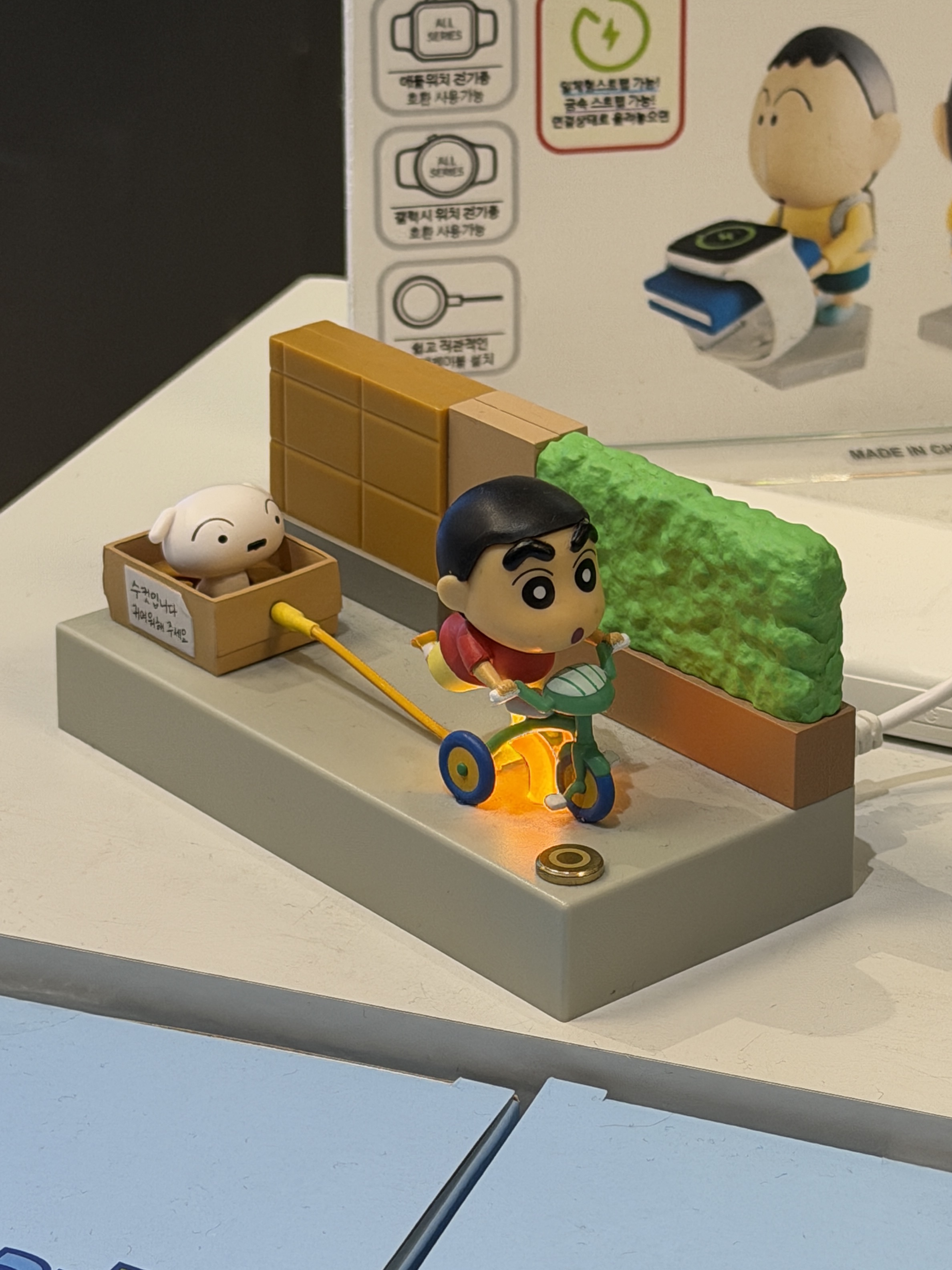 Animor CRAYON SHINCHAN go home with shiro mood lamp 착용 스타일