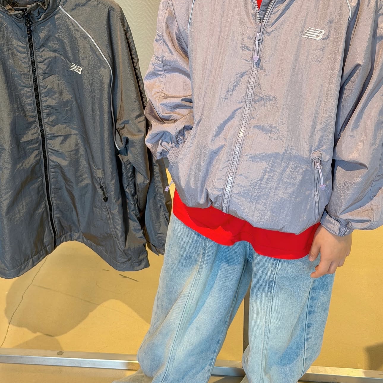 (Kids) New Balance Air Glossy Windbreaker Purple 착용 스타일 - 2