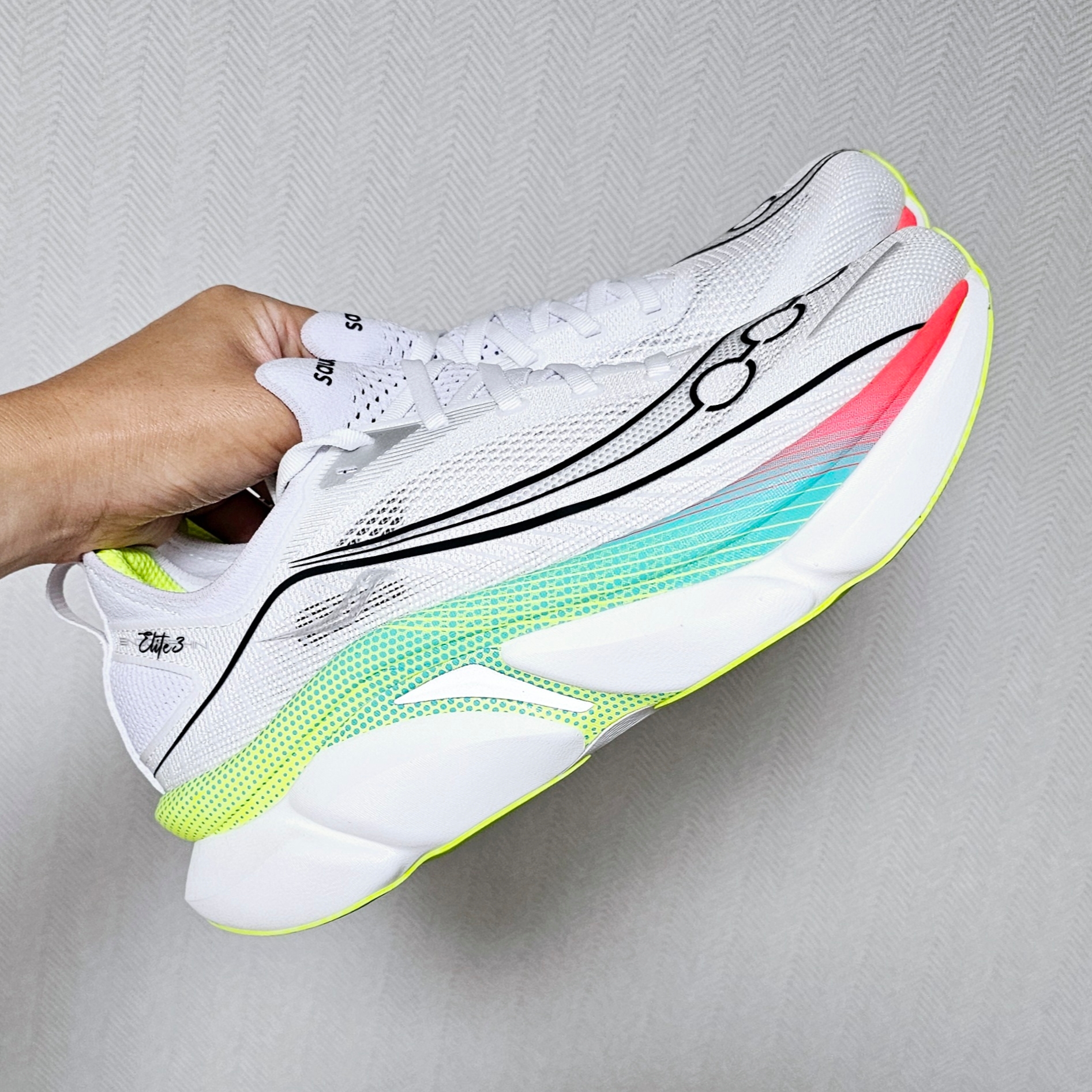 Saucony Endorphin Elite 3 White Multi 착용 스타일
