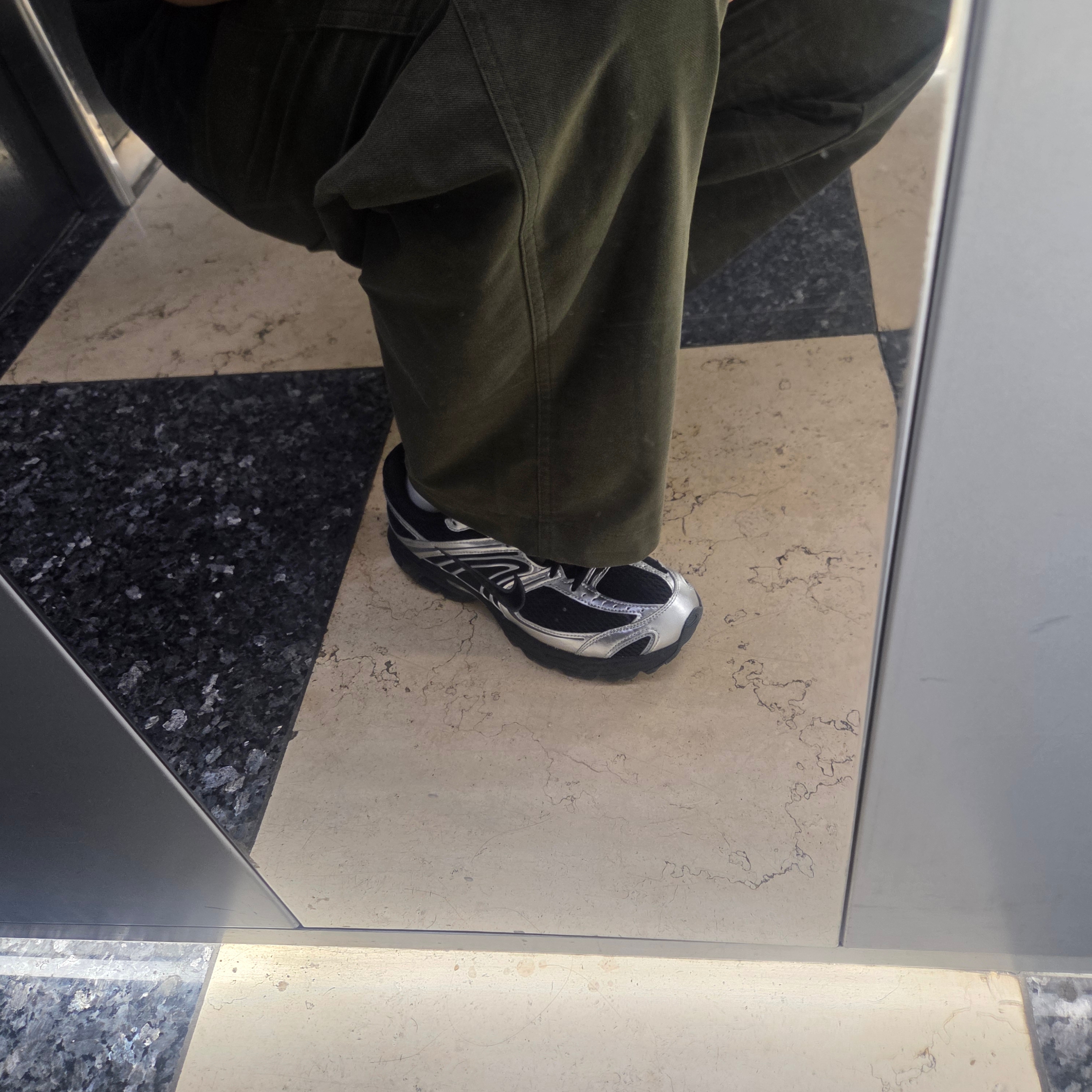 (W) Nike Air Max Moto 2K Black Metallic Silver 착용 스타일