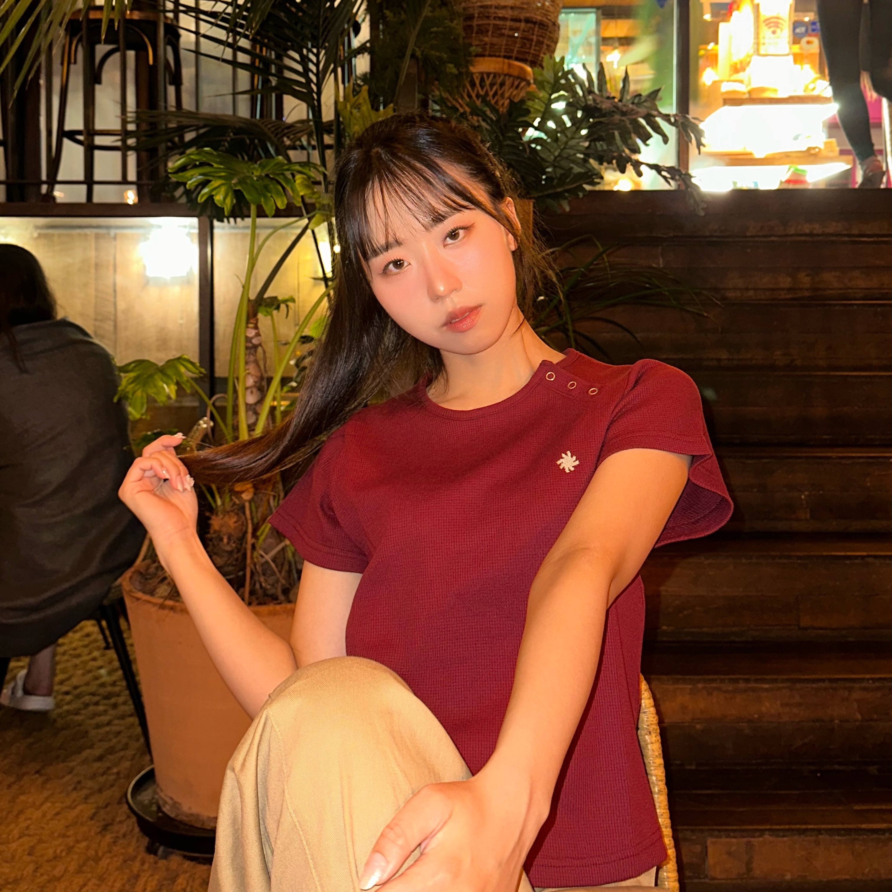 SLOW RECORD HOUSE Henley Neck Eyelet T-Shirt Burgundy 착용 스타일 - 8