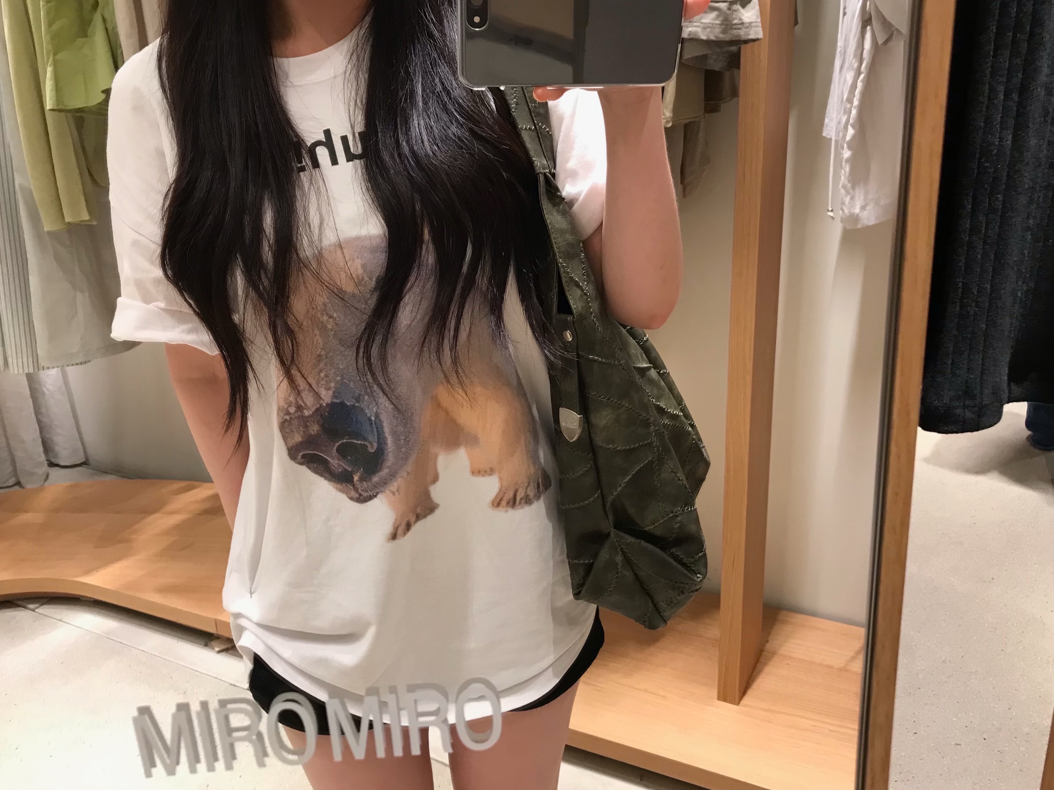 Suade Huh Tee White 착용 스타일 - 5