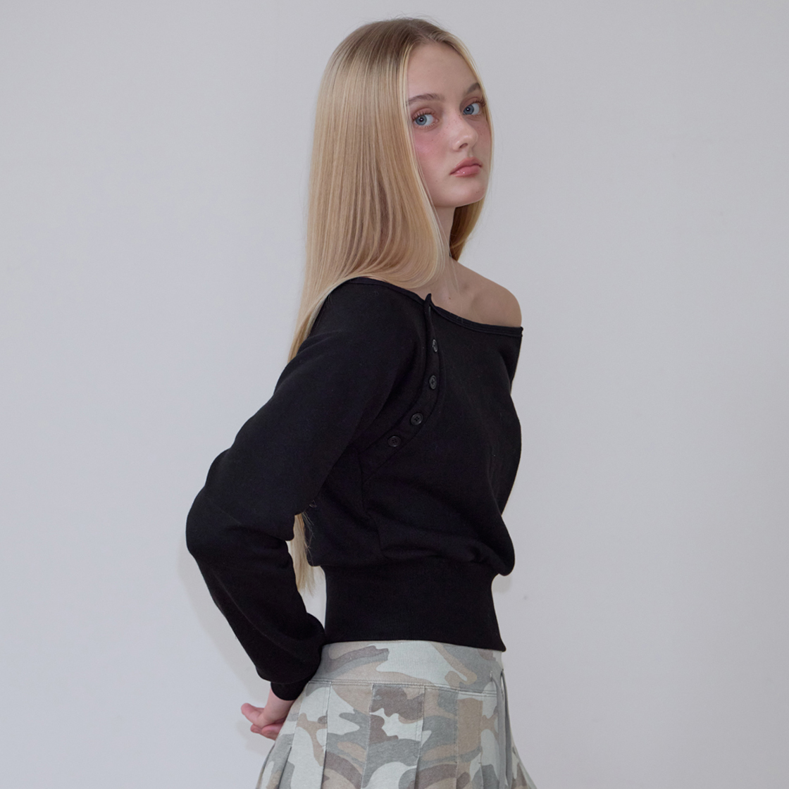 로제프란츠 오프숄더 버튼 스웨트셔츠 [블랙](Rosefrantz Off-Shoulder Button Sweatshirt [Black]) - 3