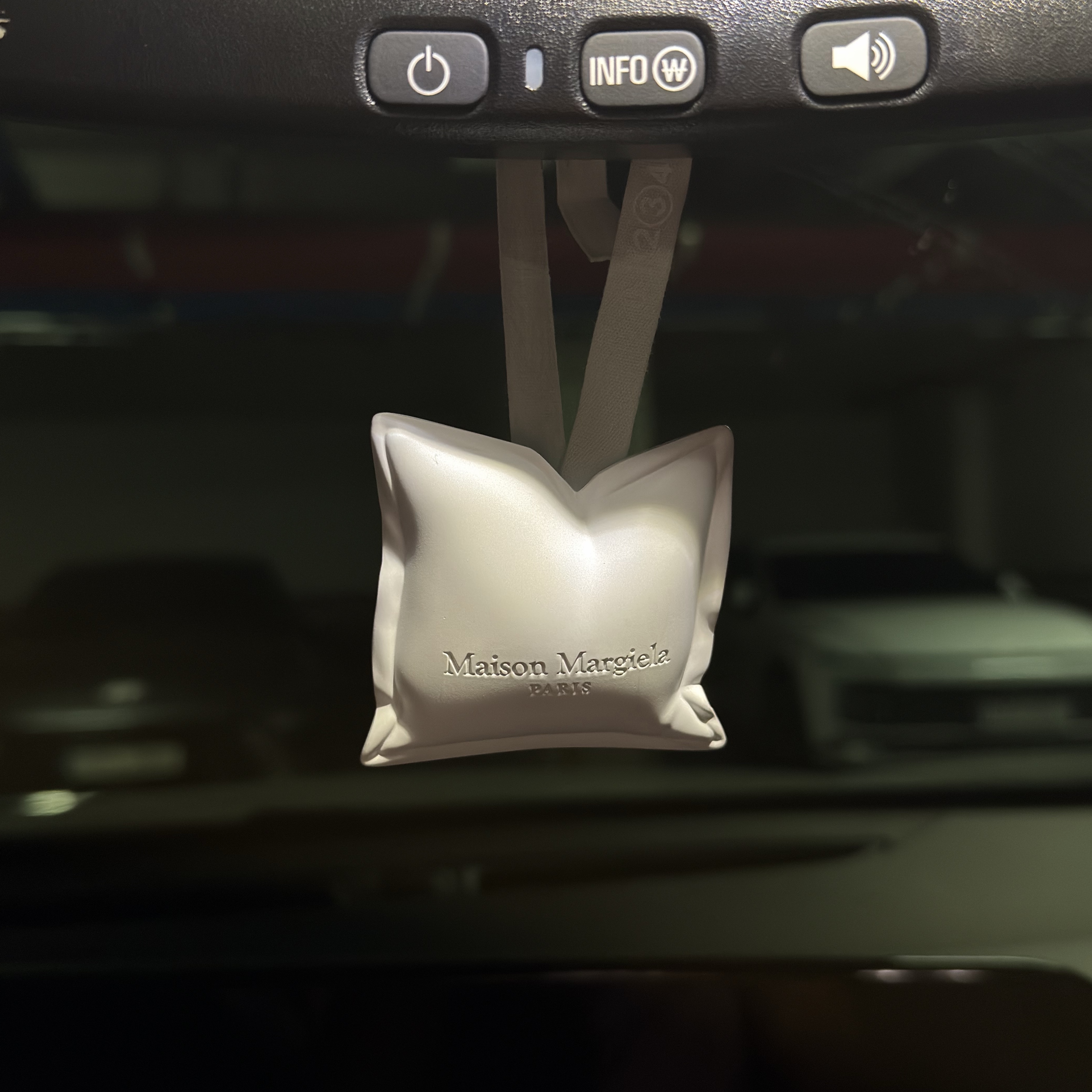 [사은품 이벤트] MAISON MARGIELA REPLICA LAZY SUNDAY MORNING CAR DIFFUSER 착용 스타일 - 2