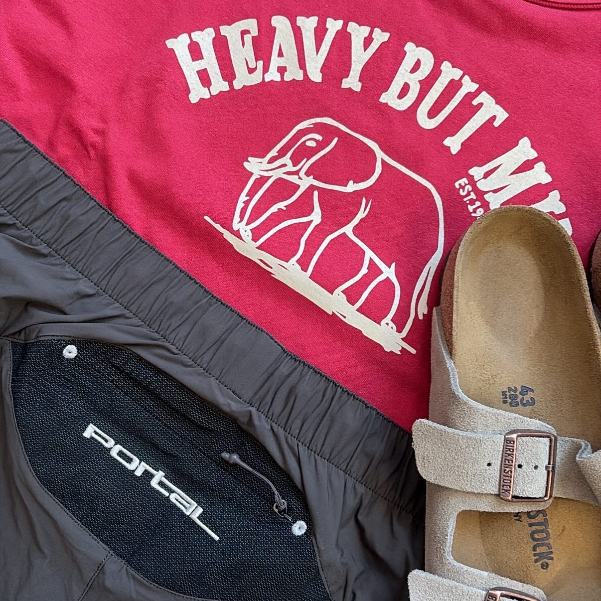 Collect Pieces Heavy But Mine T-Shirt Red, Portal Marka Liner Short Black Olive 착용 스타일