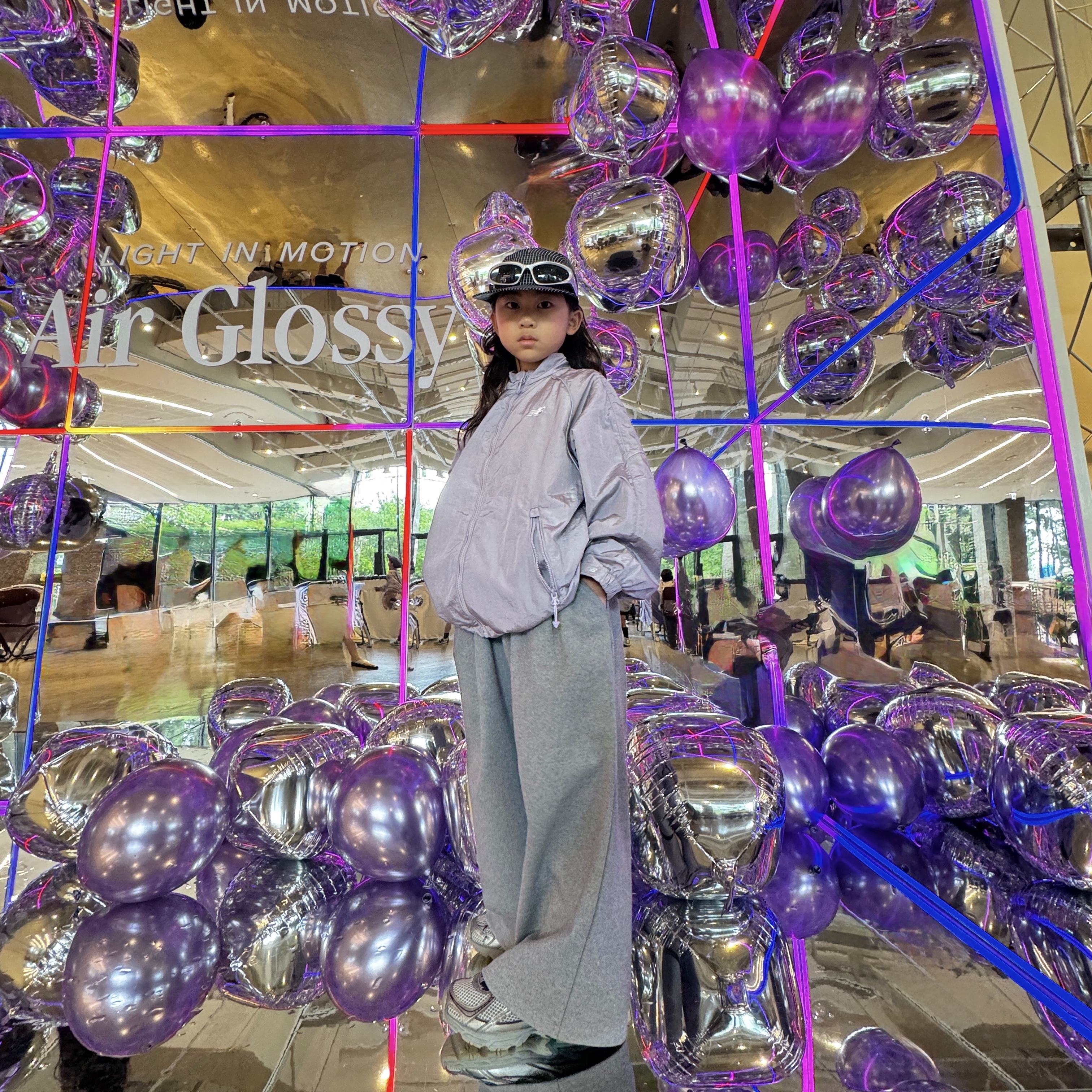 (Kids) New Balance Air Glossy Windbreaker Purple 착용 스타일 - 7