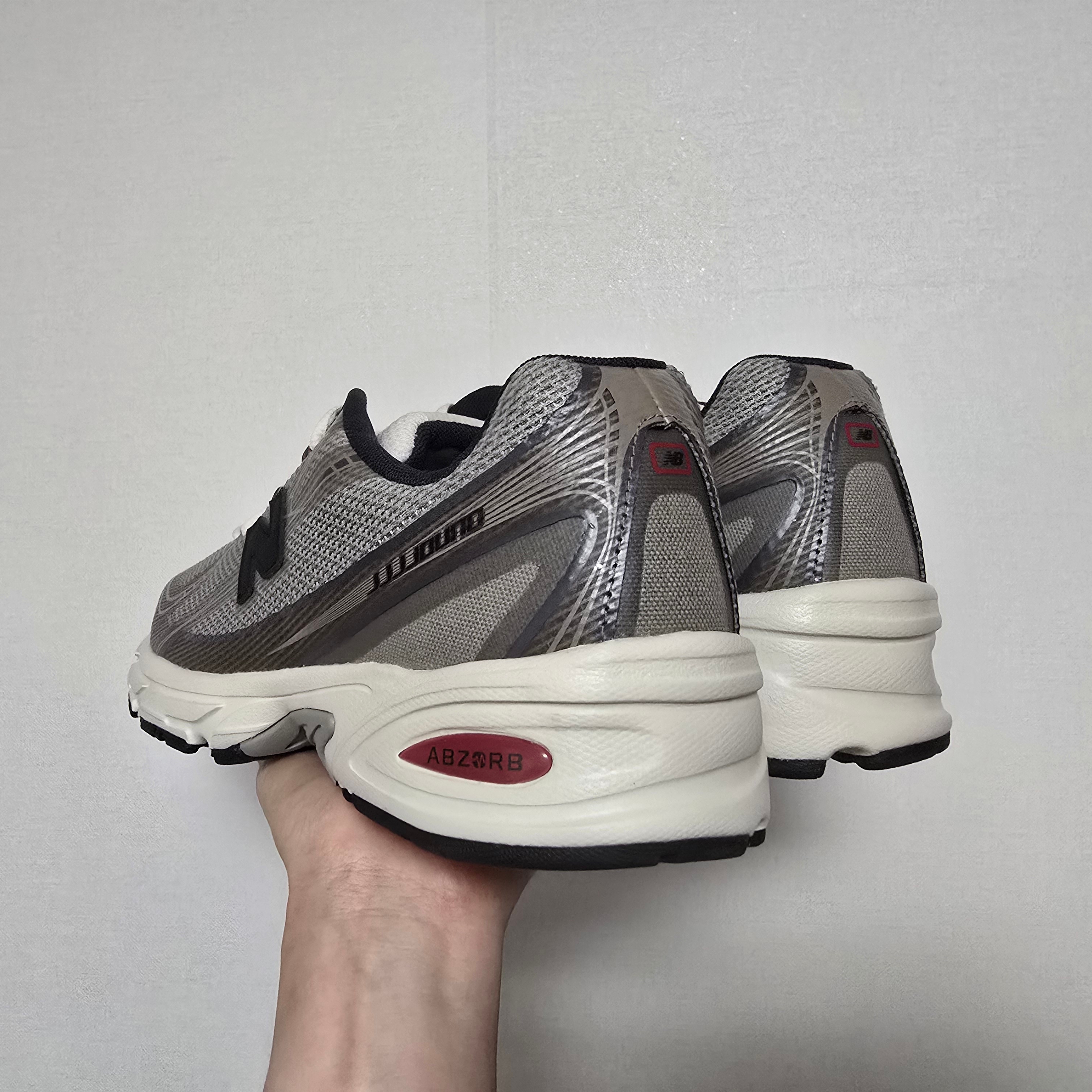 New Balance x JJJJound 740 Paper White Stoneware 착용 스타일 - 3