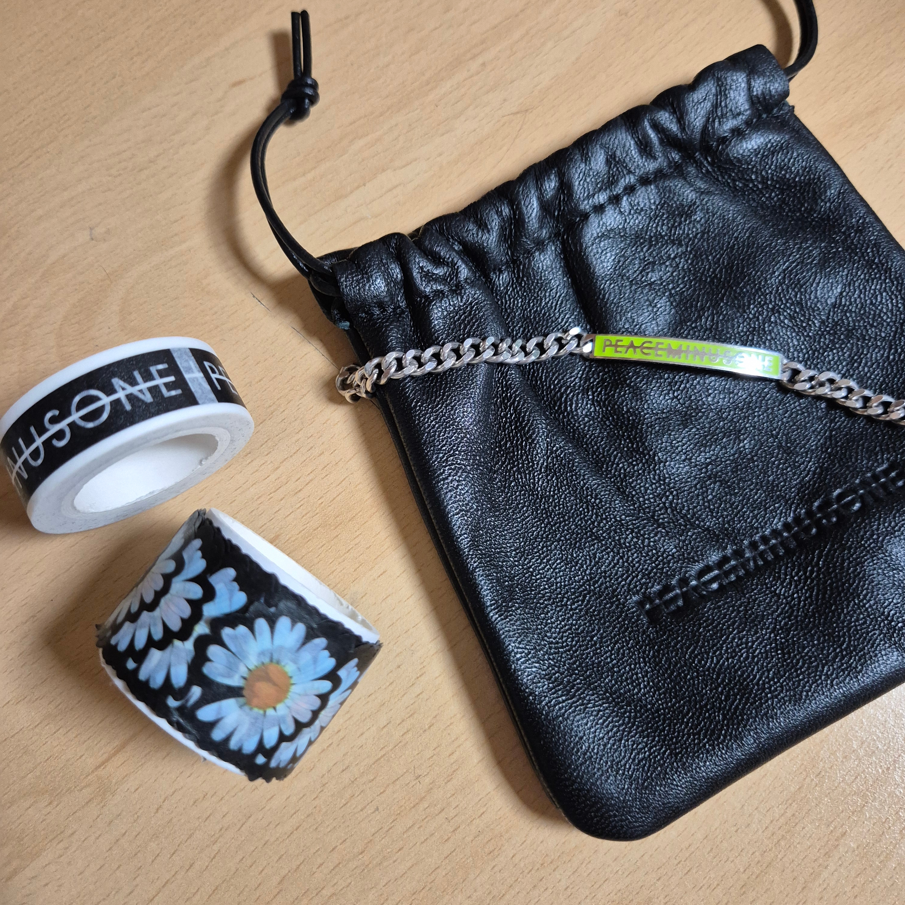 Peaceminusone Logo Bracelet #1 Green, Peaceminusone Daisy Sticker Tape #1 (Set of 3) 착용 스타일 - 1
