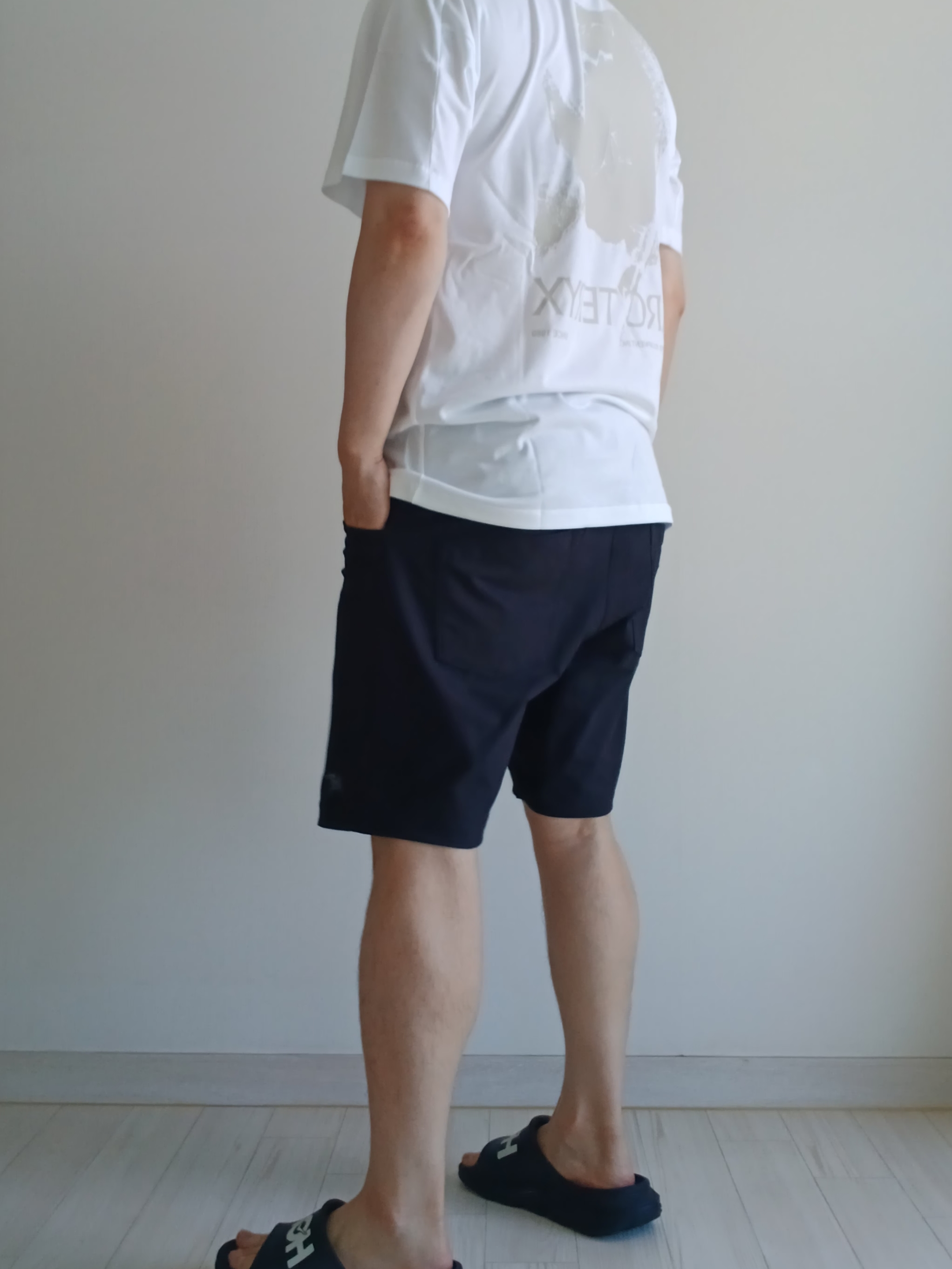 Arc'teryx Kragg SL Cotton Cacodaemon SS T-Shirt White Light Sea Salt, Arc'teryx Kragg Cotton Short 9 Inch Black 착용 스타일 - 6