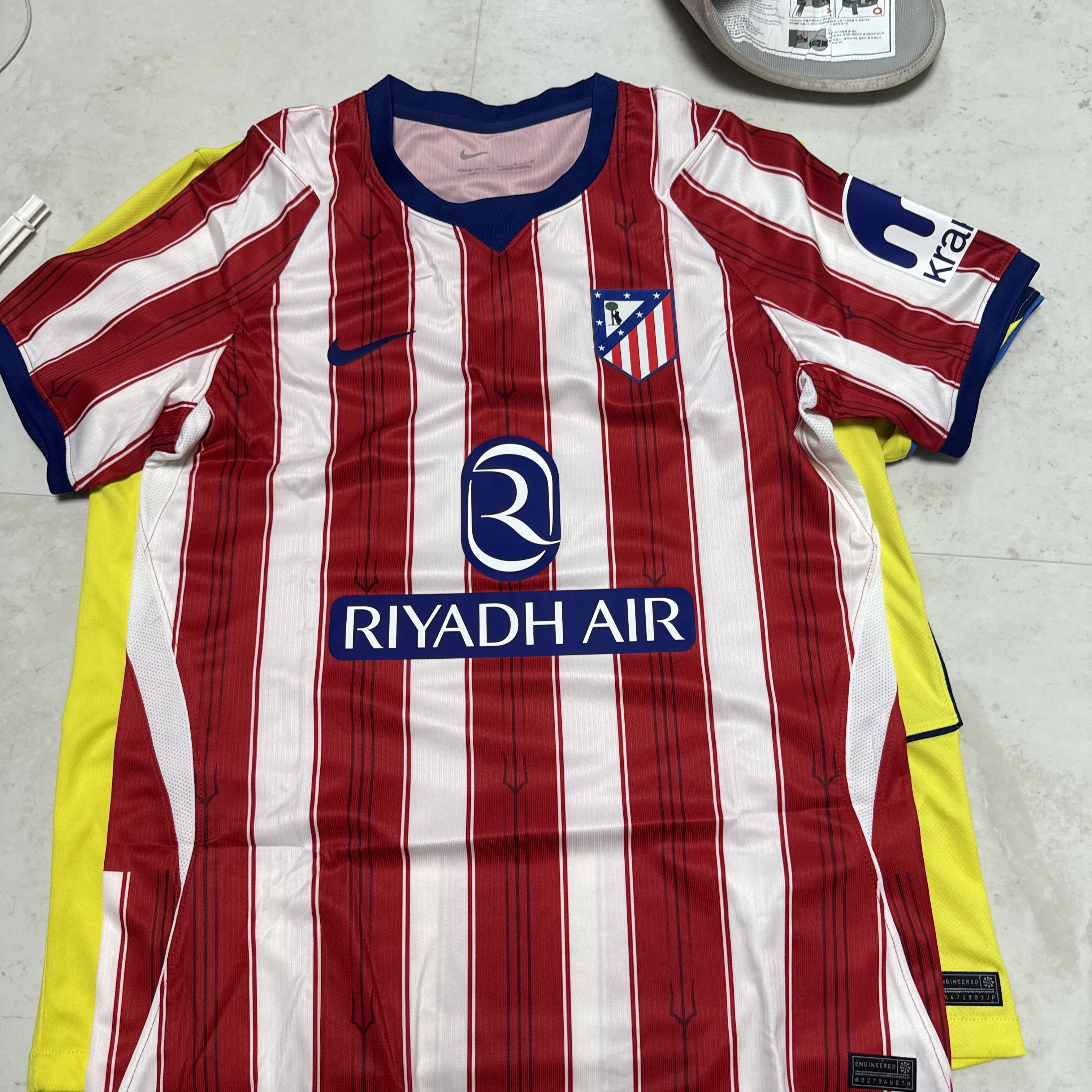Nike Atletico Madrid 2026/27 Stadium Home Dri-Fit Replica Jersey White University Red (II1893-101) (Non Marking Ver.) 착용 스타일