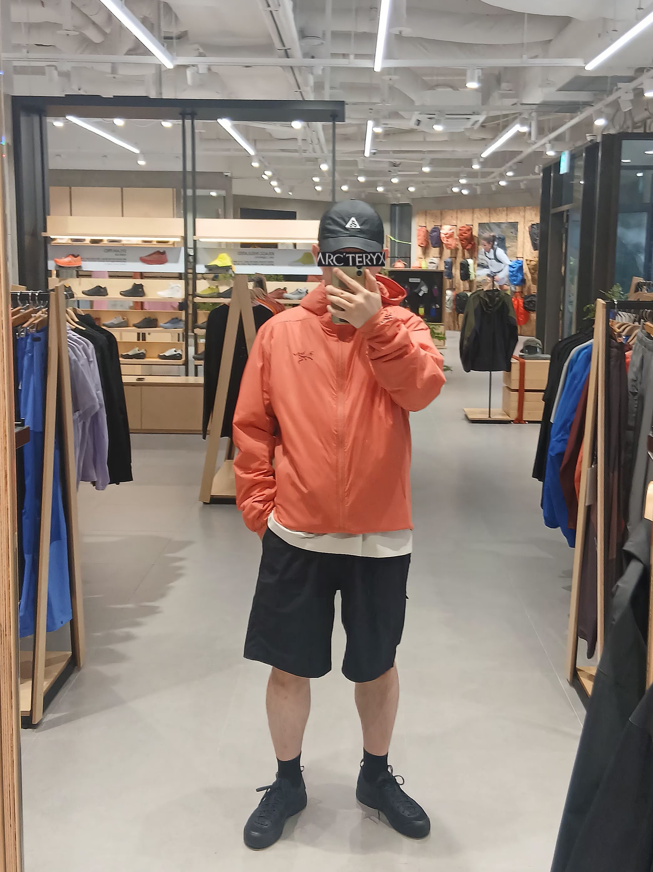 Nike ACG Trail Cap Black, Arc'teryx Envoy Grand Wall SS T-Shirt Sea Salt 착용 스타일 - 2
