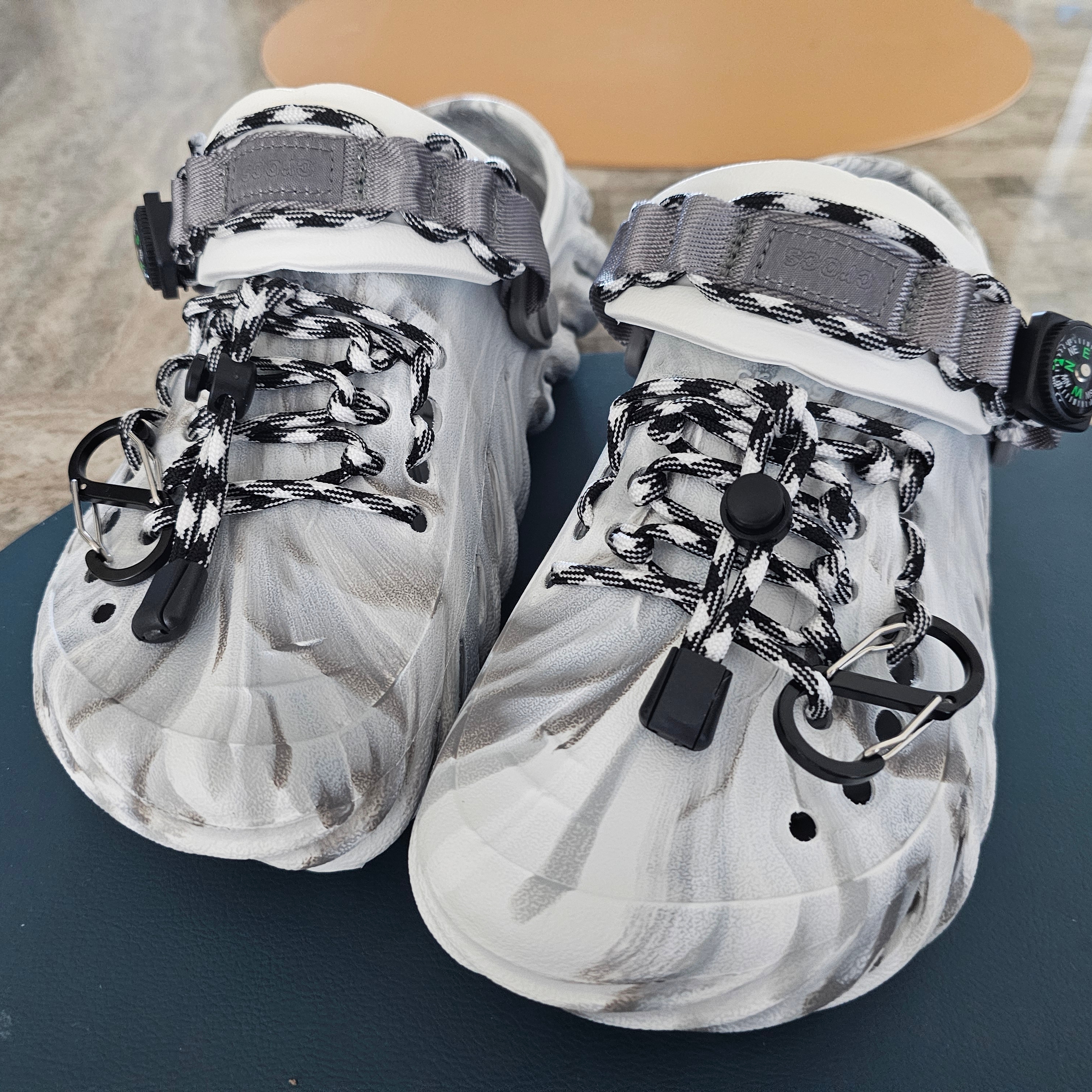 Crocs Echo Marbled Clog Moonlight Multi 착용 스타일 - 1